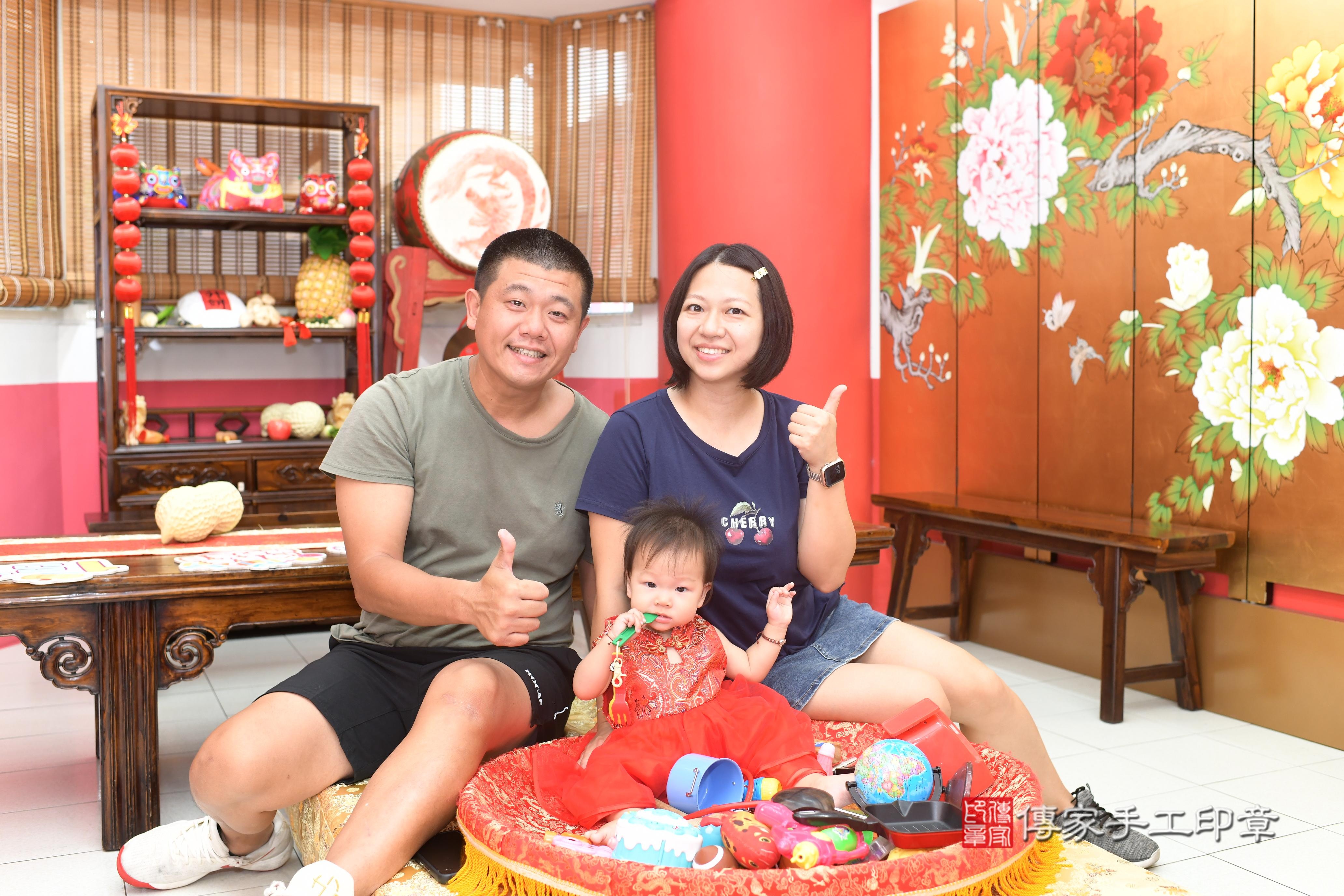 傳家手工印章高雄店、抓周、度脺、中國風會場、傳家嬰兒古禮、吉祥話、抓周道具物品24種、拍照。抓周證書。寶寶抓周、滿周歲、生日快樂、祝福 傳家手工印章高雄店、抓周、度脺、中國風會場、傳家嬰兒古禮、吉祥話、抓周道具物品24種、拍照。抓周證書。寶寶抓周、滿周歲、生日快樂、祝福