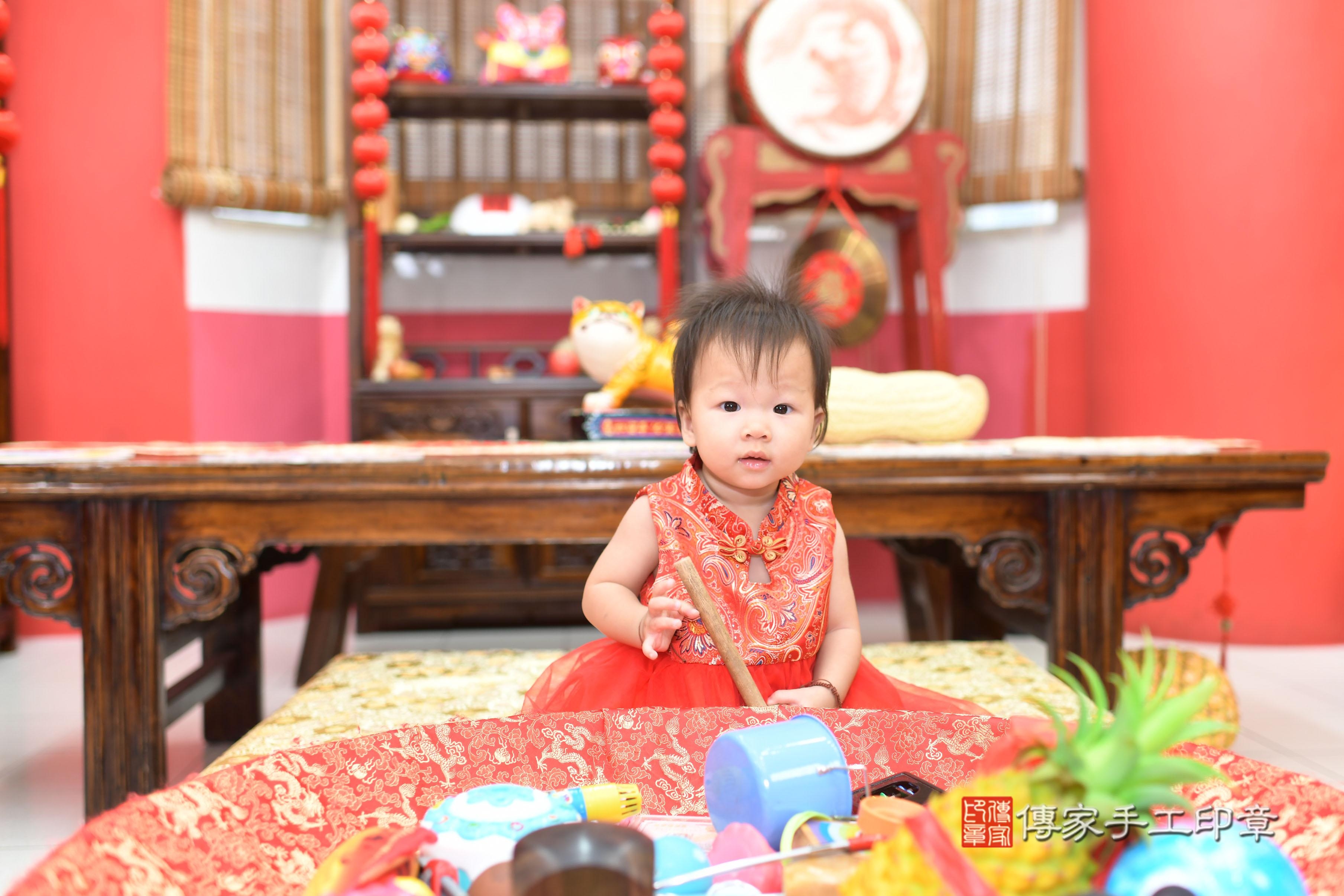 傳家手工印章高雄店、抓周、度脺、中國風會場、傳家嬰兒古禮、吉祥話、抓周道具物品24種、拍照。抓周證書。寶寶抓周、滿周歲、生日快樂、祝福 傳家手工印章高雄店、抓周、度脺、中國風會場、傳家嬰兒古禮、吉祥話、抓周道具物品24種、拍照。抓周證書。寶寶抓周、滿周歲、生日快樂、祝福