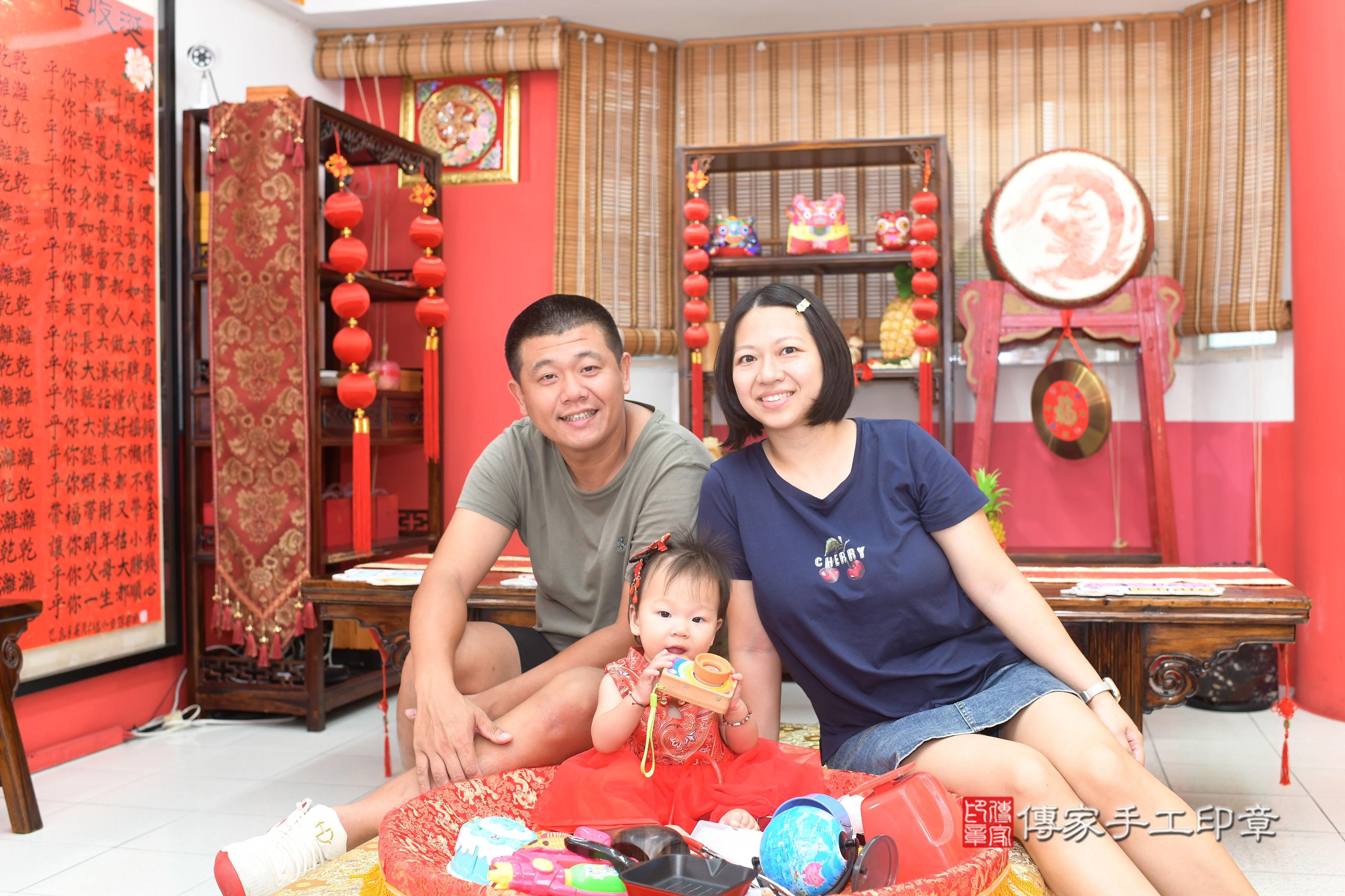 傳家手工印章高雄店、抓周、度脺、中國風會場、傳家嬰兒古禮、吉祥話、抓周道具物品24種、拍照。抓周證書。寶寶抓周、滿周歲、生日快樂、祝福 傳家手工印章高雄店、抓周、度脺、中國風會場、傳家嬰兒古禮、吉祥話、抓周道具物品24種、拍照。抓周證書。寶寶抓周、滿周歲、生日快樂、祝福