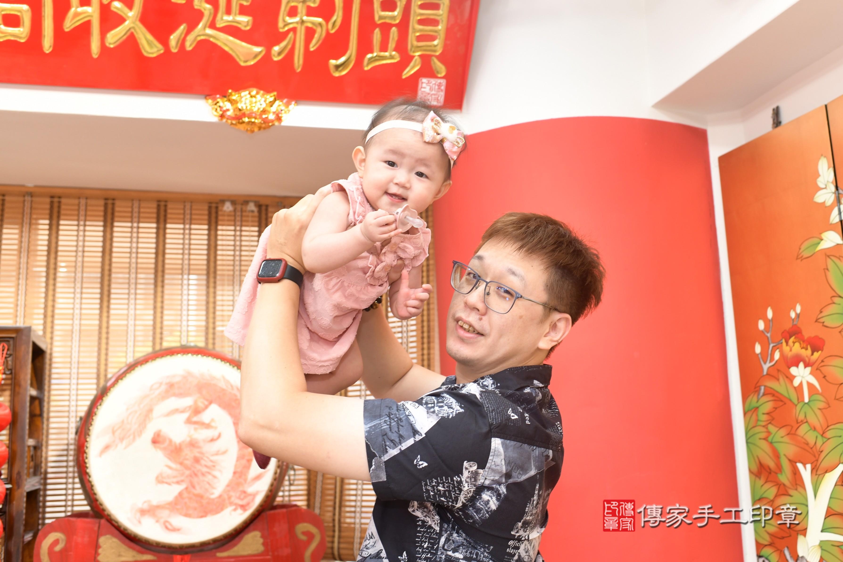 傳家手工印章高雄店、抓周、度脺、中國風會場、傳家嬰兒古禮、吉祥話、抓周道具物品24種、拍照。抓周證書。寶寶抓周、滿周歲、生日快樂、祝福 傳家手工印章高雄店、抓周、度脺、中國風會場、傳家嬰兒古禮、吉祥話、抓周道具物品24種、拍照。抓周證書。寶寶抓周、滿周歲、生日快樂、祝福