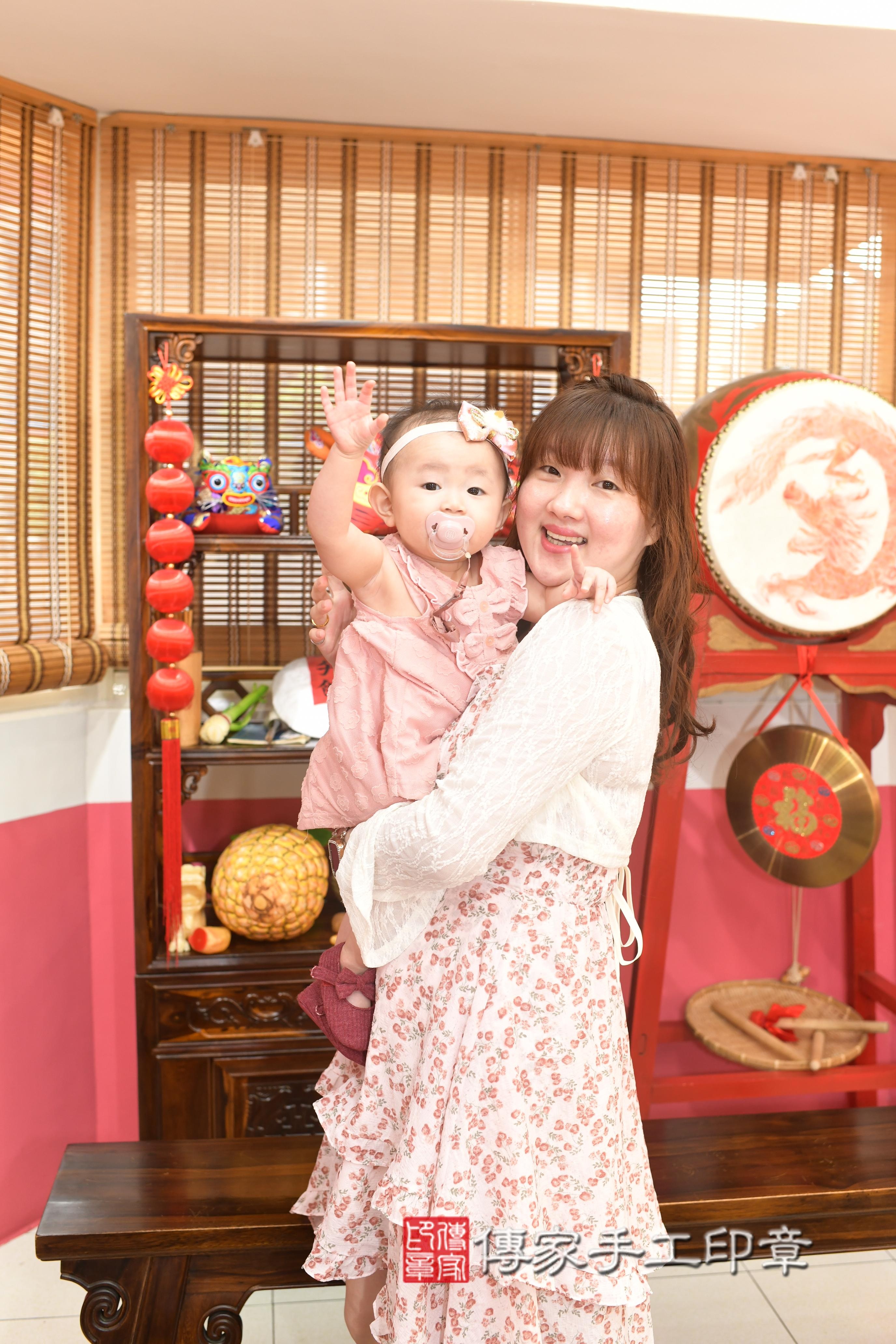 傳家手工印章高雄店、抓周、度脺、中國風會場、傳家嬰兒古禮、吉祥話、抓周道具物品24種、拍照。抓周證書。寶寶抓周、滿周歲、生日快樂、祝福 傳家手工印章高雄店、抓周、度脺、中國風會場、傳家嬰兒古禮、吉祥話、抓周道具物品24種、拍照。抓周證書。寶寶抓周、滿周歲、生日快樂、祝福