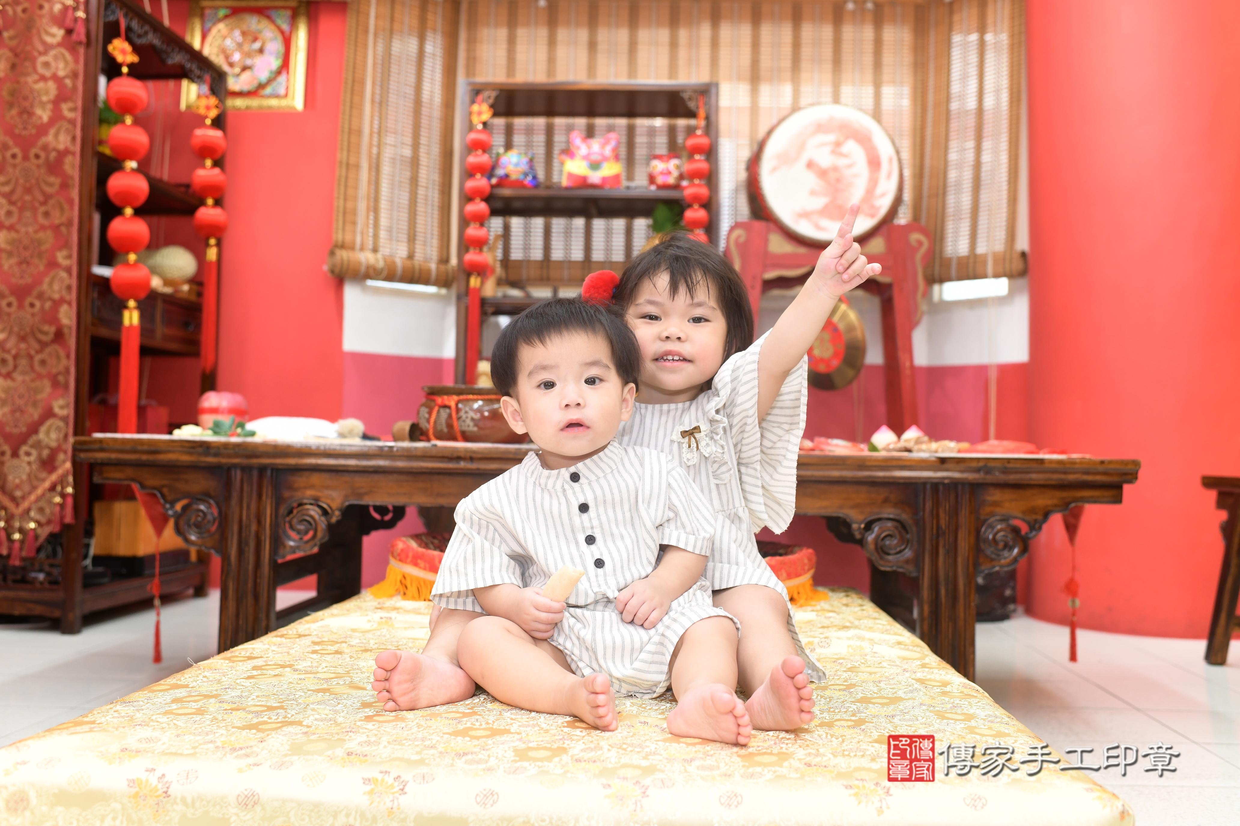 傳家手工印章高雄店、抓周、度脺、中國風會場、傳家嬰兒古禮、吉祥話、抓周道具物品24種、拍照。抓周證書。寶寶抓周、滿周歲、生日快樂、祝福 傳家手工印章高雄店、抓周、度脺、中國風會場、傳家嬰兒古禮、吉祥話、抓周道具物品24種、拍照。抓周證書。寶寶抓周、滿周歲、生日快樂、祝福