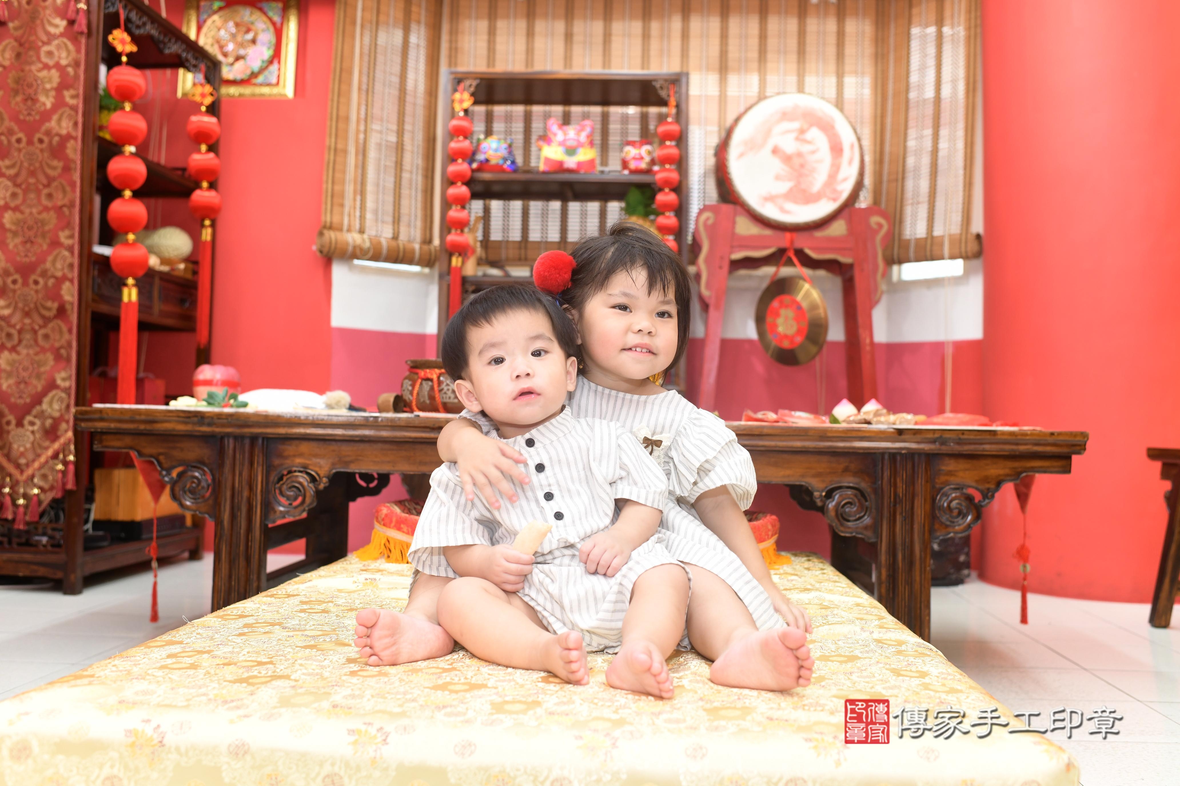 傳家手工印章高雄店、抓周、度脺、中國風會場、傳家嬰兒古禮、吉祥話、抓周道具物品24種、拍照。抓周證書。寶寶抓周、滿周歲、生日快樂、祝福 傳家手工印章高雄店、抓周、度脺、中國風會場、傳家嬰兒古禮、吉祥話、抓周道具物品24種、拍照。抓周證書。寶寶抓周、滿周歲、生日快樂、祝福