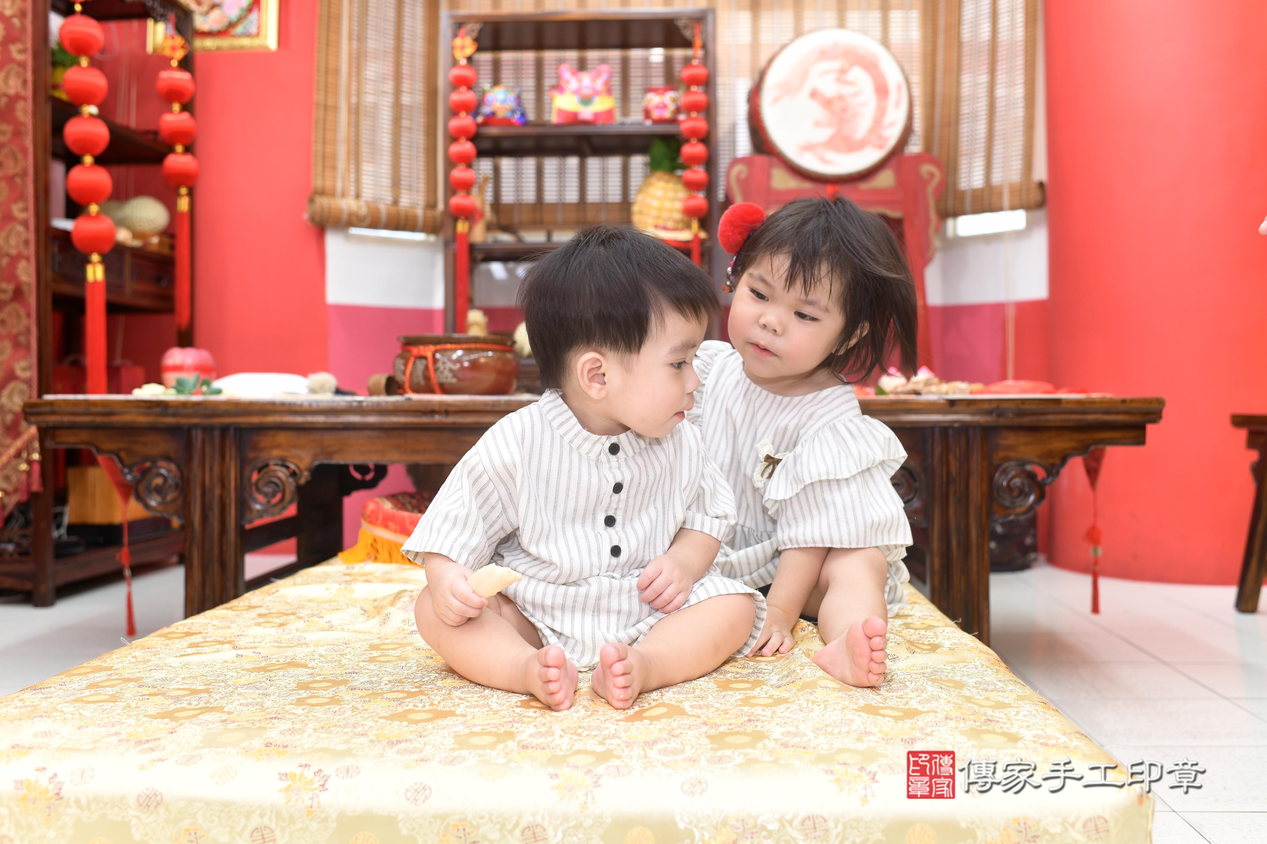 傳家手工印章高雄店、抓周、度脺、中國風會場、傳家嬰兒古禮、吉祥話、抓周道具物品24種、拍照。抓周證書。寶寶抓周、滿周歲、生日快樂、祝福 傳家手工印章高雄店、抓周、度脺、中國風會場、傳家嬰兒古禮、吉祥話、抓周道具物品24種、拍照。抓周證書。寶寶抓周、滿周歲、生日快樂、祝福