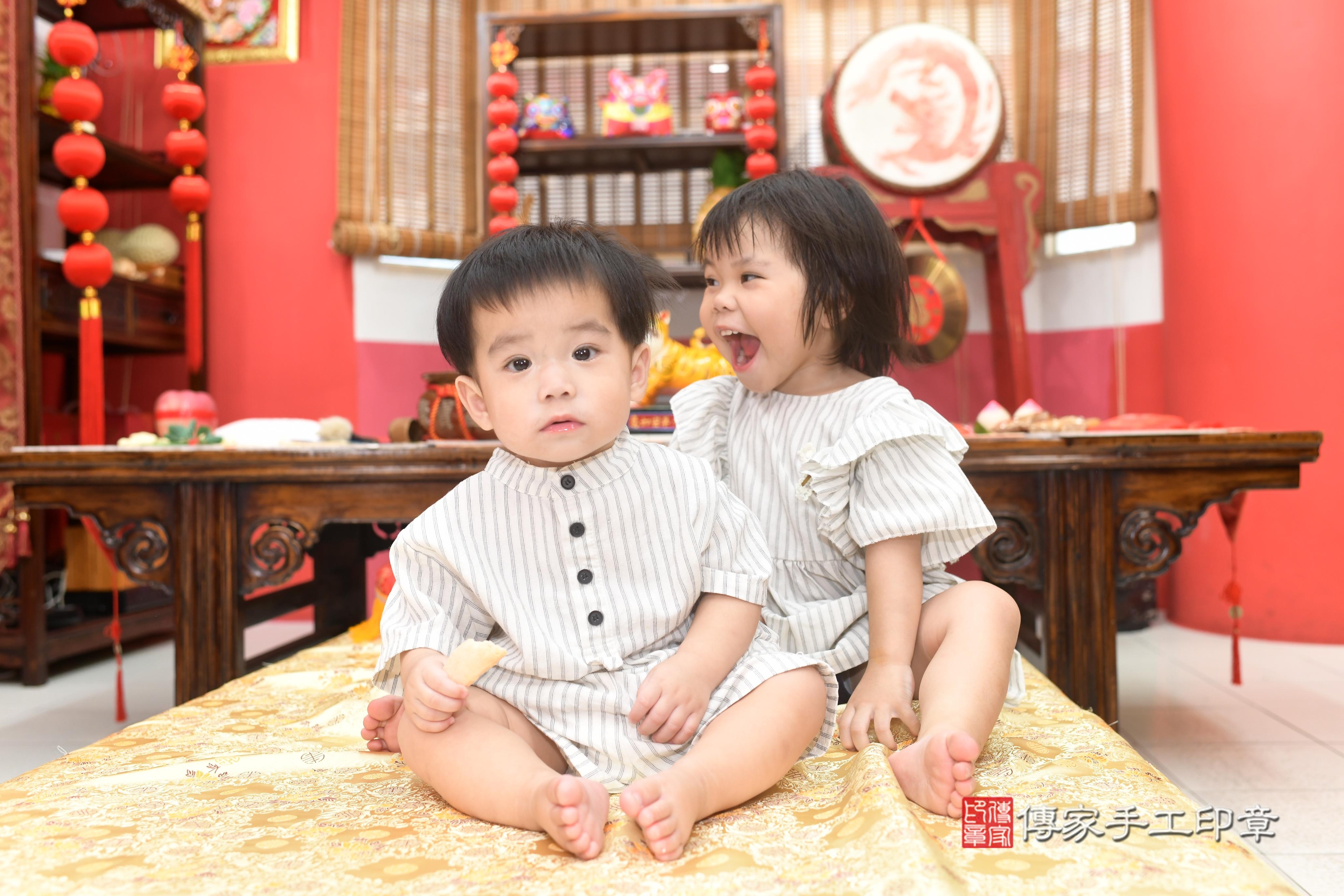 傳家手工印章高雄店、抓周、度脺、中國風會場、傳家嬰兒古禮、吉祥話、抓周道具物品24種、拍照。抓周證書。寶寶抓周、滿周歲、生日快樂、祝福 傳家手工印章高雄店、抓周、度脺、中國風會場、傳家嬰兒古禮、吉祥話、抓周道具物品24種、拍照。抓周證書。寶寶抓周、滿周歲、生日快樂、祝福