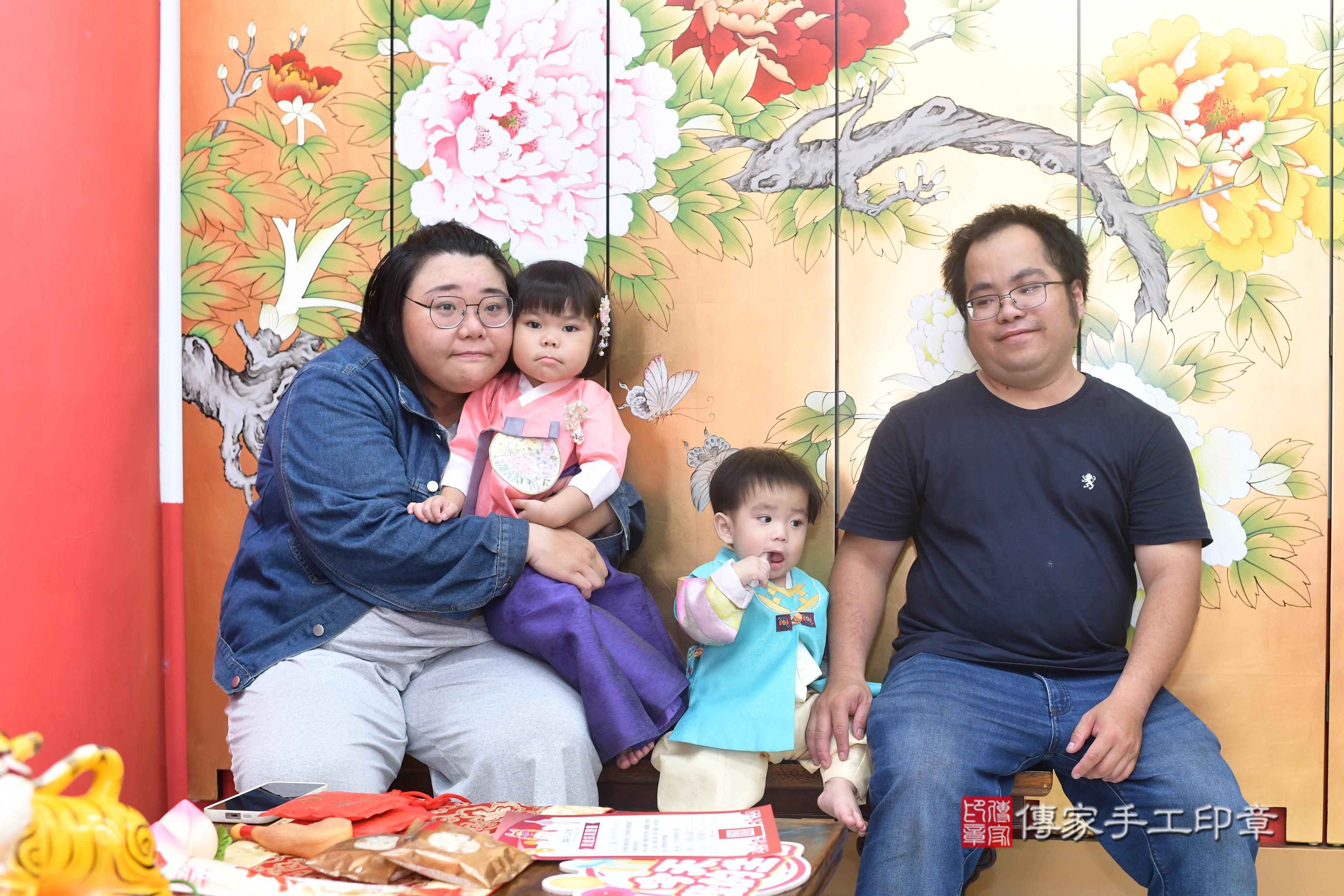 傳家手工印章高雄店、抓周、度脺、中國風會場、傳家嬰兒古禮、吉祥話、抓周道具物品24種、拍照。抓周證書。寶寶抓周、滿周歲、生日快樂、祝福 傳家手工印章高雄店、抓周、度脺、中國風會場、傳家嬰兒古禮、吉祥話、抓周道具物品24種、拍照。抓周證書。寶寶抓周、滿周歲、生日快樂、祝福