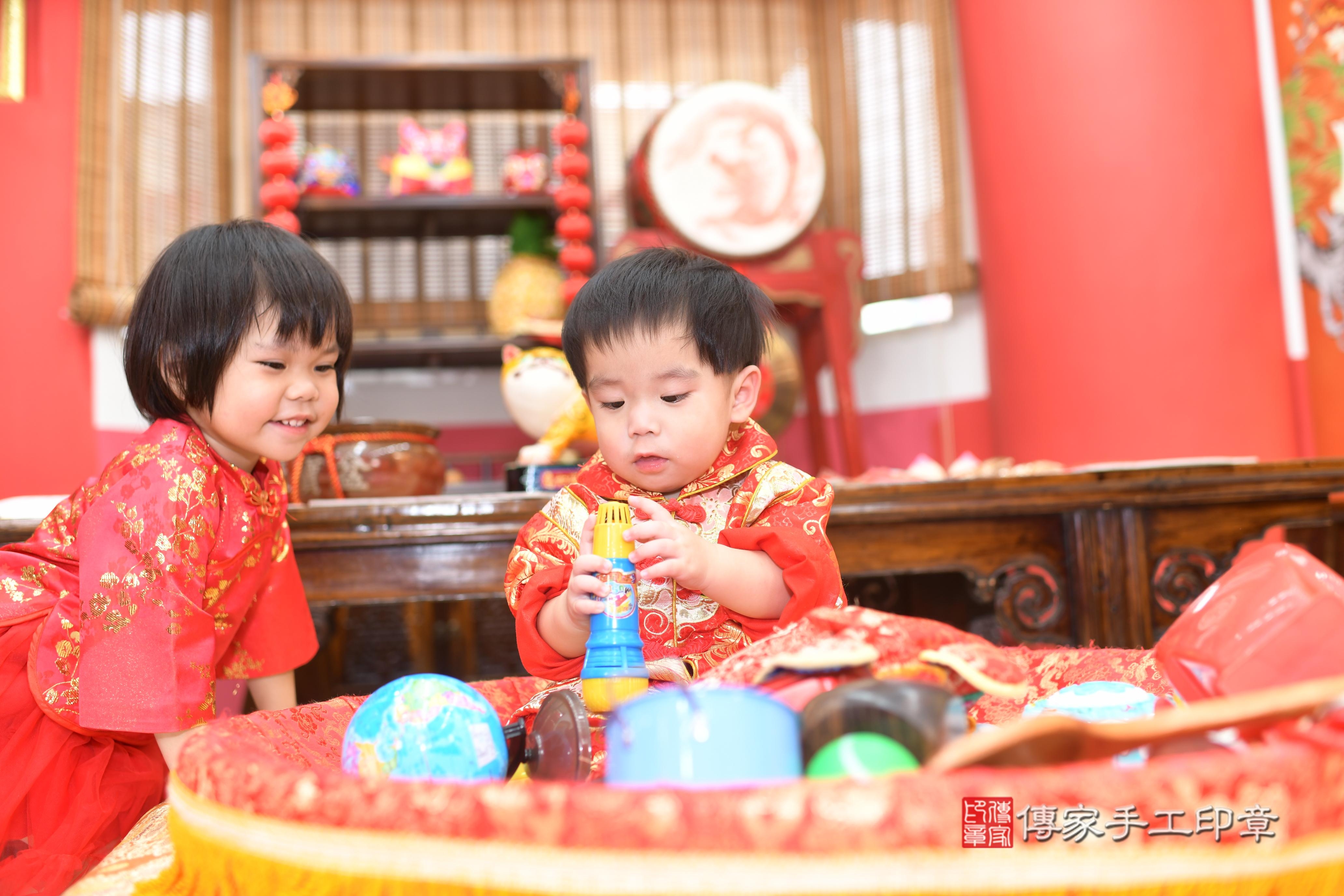 傳家手工印章高雄店、抓周、度脺、中國風會場、傳家嬰兒古禮、吉祥話、抓周道具物品24種、拍照。抓周證書。寶寶抓周、滿周歲、生日快樂、祝福 傳家手工印章高雄店、抓周、度脺、中國風會場、傳家嬰兒古禮、吉祥話、抓周道具物品24種、拍照。抓周證書。寶寶抓周、滿周歲、生日快樂、祝福