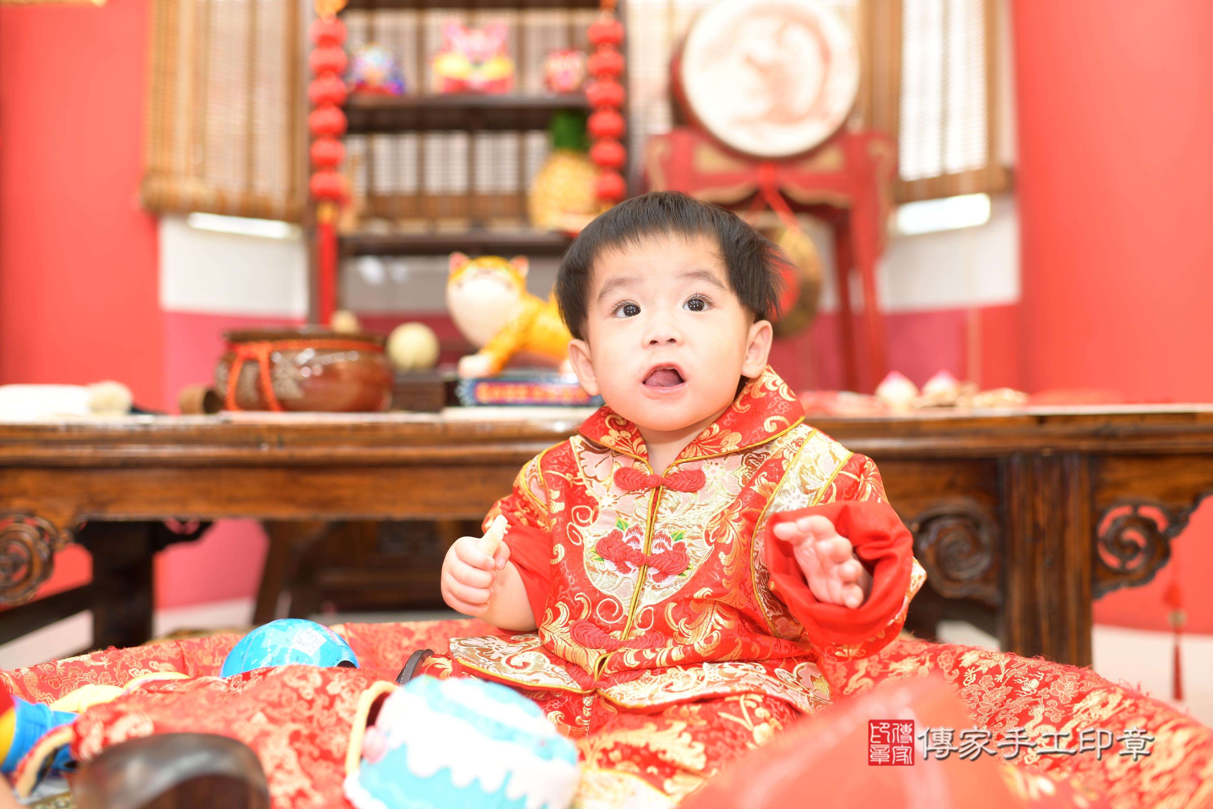 傳家手工印章高雄店、抓周、度脺、中國風會場、傳家嬰兒古禮、吉祥話、抓周道具物品24種、拍照。抓周證書。寶寶抓周、滿周歲、生日快樂、祝福 傳家手工印章高雄店、抓周、度脺、中國風會場、傳家嬰兒古禮、吉祥話、抓周道具物品24種、拍照。抓周證書。寶寶抓周、滿周歲、生日快樂、祝福