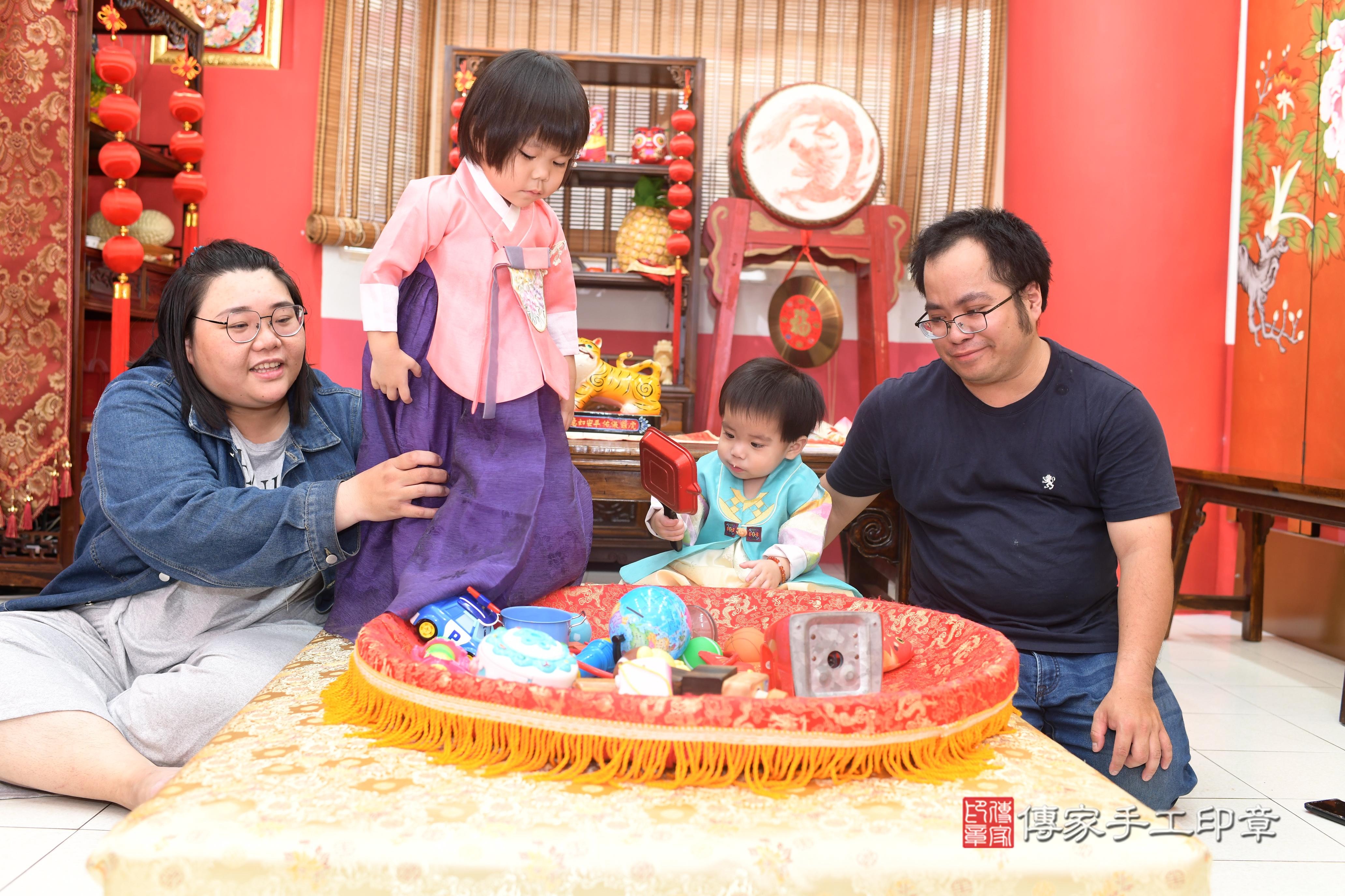 傳家手工印章高雄店、抓周、度脺、中國風會場、傳家嬰兒古禮、吉祥話、抓周道具物品24種、拍照。抓周證書。寶寶抓周、滿周歲、生日快樂、祝福 傳家手工印章高雄店、抓周、度脺、中國風會場、傳家嬰兒古禮、吉祥話、抓周道具物品24種、拍照。抓周證書。寶寶抓周、滿周歲、生日快樂、祝福