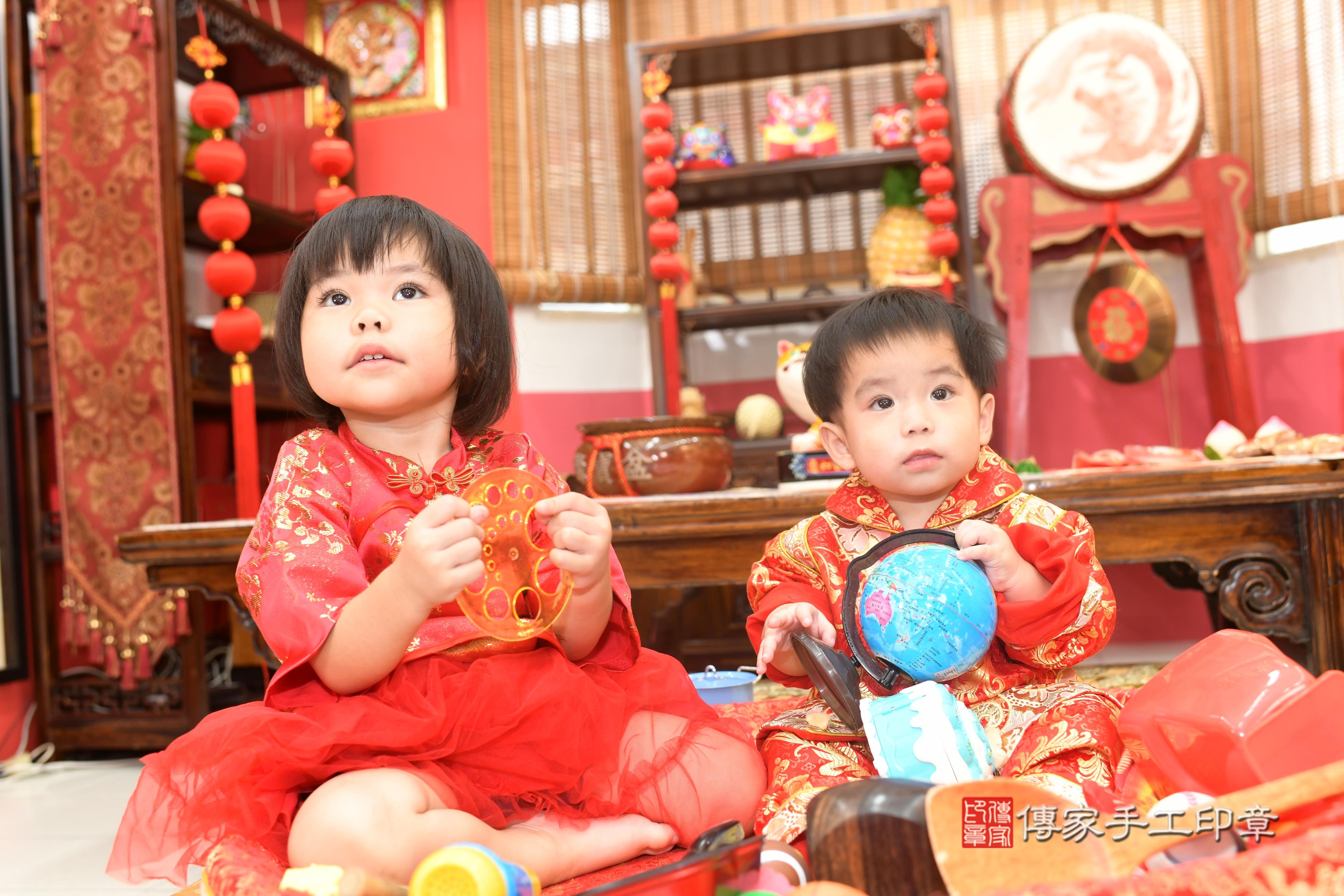 傳家手工印章高雄店、抓周、度脺、中國風會場、傳家嬰兒古禮、吉祥話、抓周道具物品24種、拍照。抓周證書。寶寶抓周、滿周歲、生日快樂、祝福 傳家手工印章高雄店、抓周、度脺、中國風會場、傳家嬰兒古禮、吉祥話、抓周道具物品24種、拍照。抓周證書。寶寶抓周、滿周歲、生日快樂、祝福