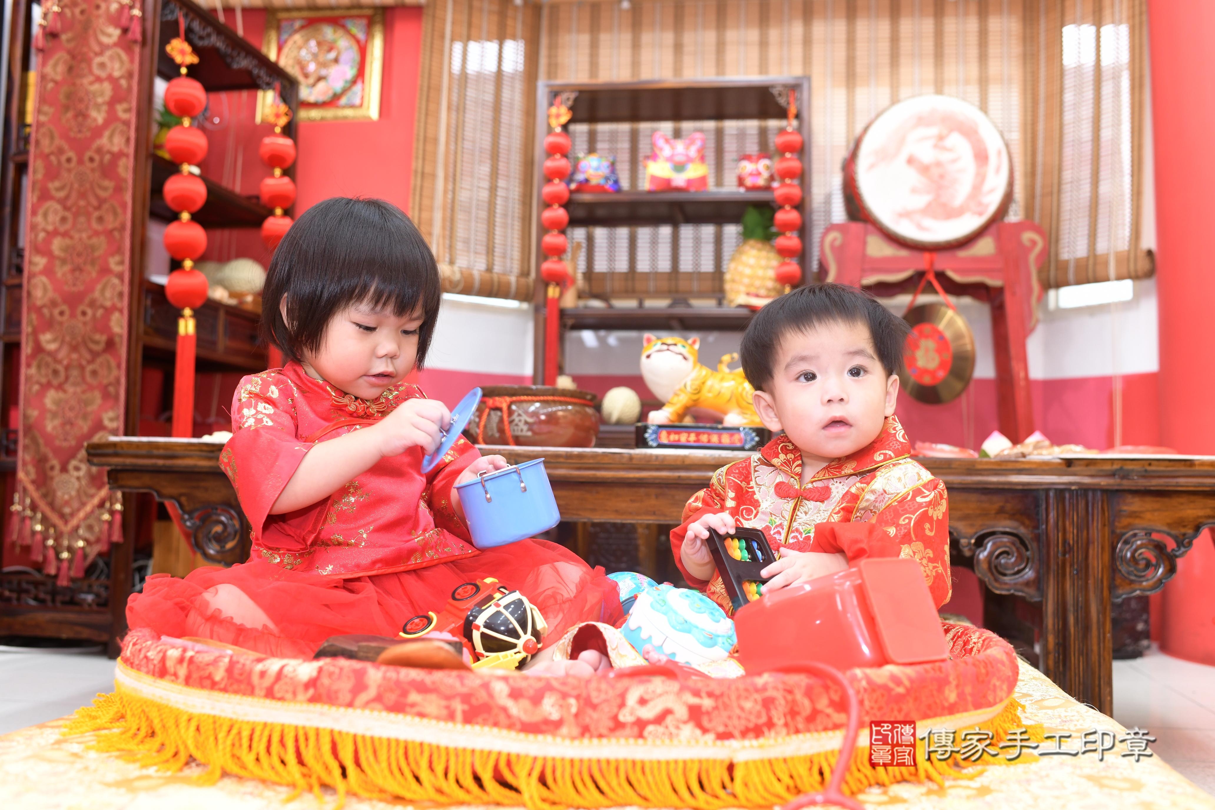 傳家手工印章高雄店、抓周、度脺、中國風會場、傳家嬰兒古禮、吉祥話、抓周道具物品24種、拍照。抓周證書。寶寶抓周、滿周歲、生日快樂、祝福 傳家手工印章高雄店、抓周、度脺、中國風會場、傳家嬰兒古禮、吉祥話、抓周道具物品24種、拍照。抓周證書。寶寶抓周、滿周歲、生日快樂、祝福