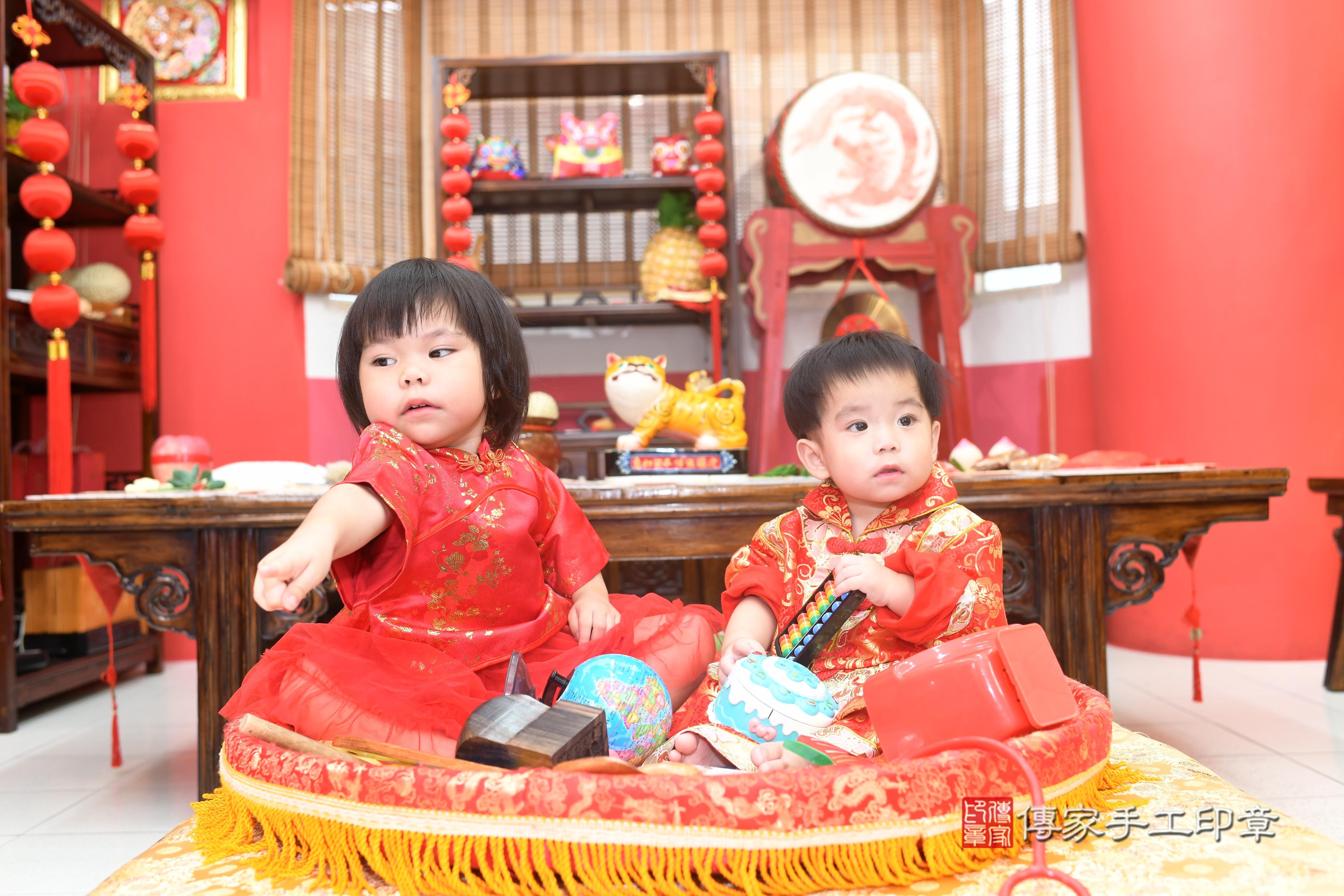 傳家手工印章高雄店、抓周、度脺、中國風會場、傳家嬰兒古禮、吉祥話、抓周道具物品24種、拍照。抓周證書。寶寶抓周、滿周歲、生日快樂、祝福 傳家手工印章高雄店、抓周、度脺、中國風會場、傳家嬰兒古禮、吉祥話、抓周道具物品24種、拍照。抓周證書。寶寶抓周、滿周歲、生日快樂、祝福