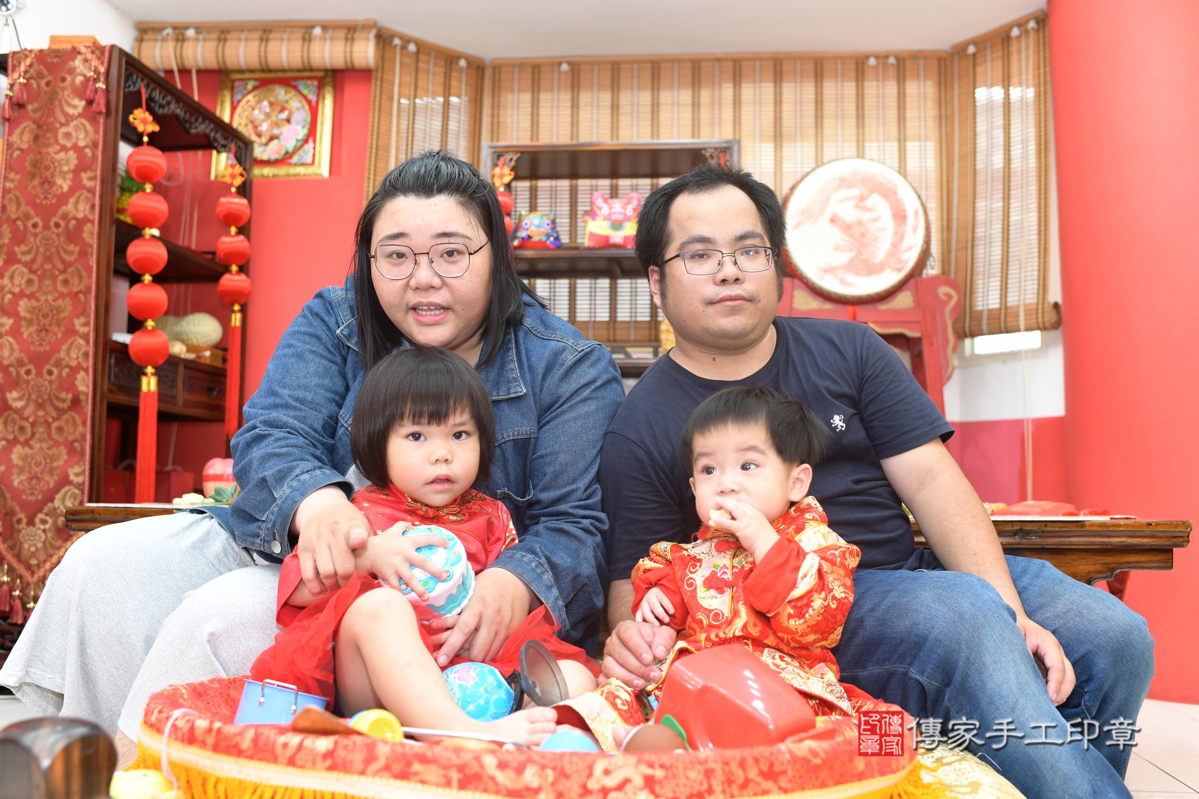 傳家手工印章高雄店、抓周、度脺、中國風會場、傳家嬰兒古禮、吉祥話、抓周道具物品24種、拍照。抓周證書。寶寶抓周、滿周歲、生日快樂、祝福 傳家手工印章高雄店、抓周、度脺、中國風會場、傳家嬰兒古禮、吉祥話、抓周道具物品24種、拍照。抓周證書。寶寶抓周、滿周歲、生日快樂、祝福