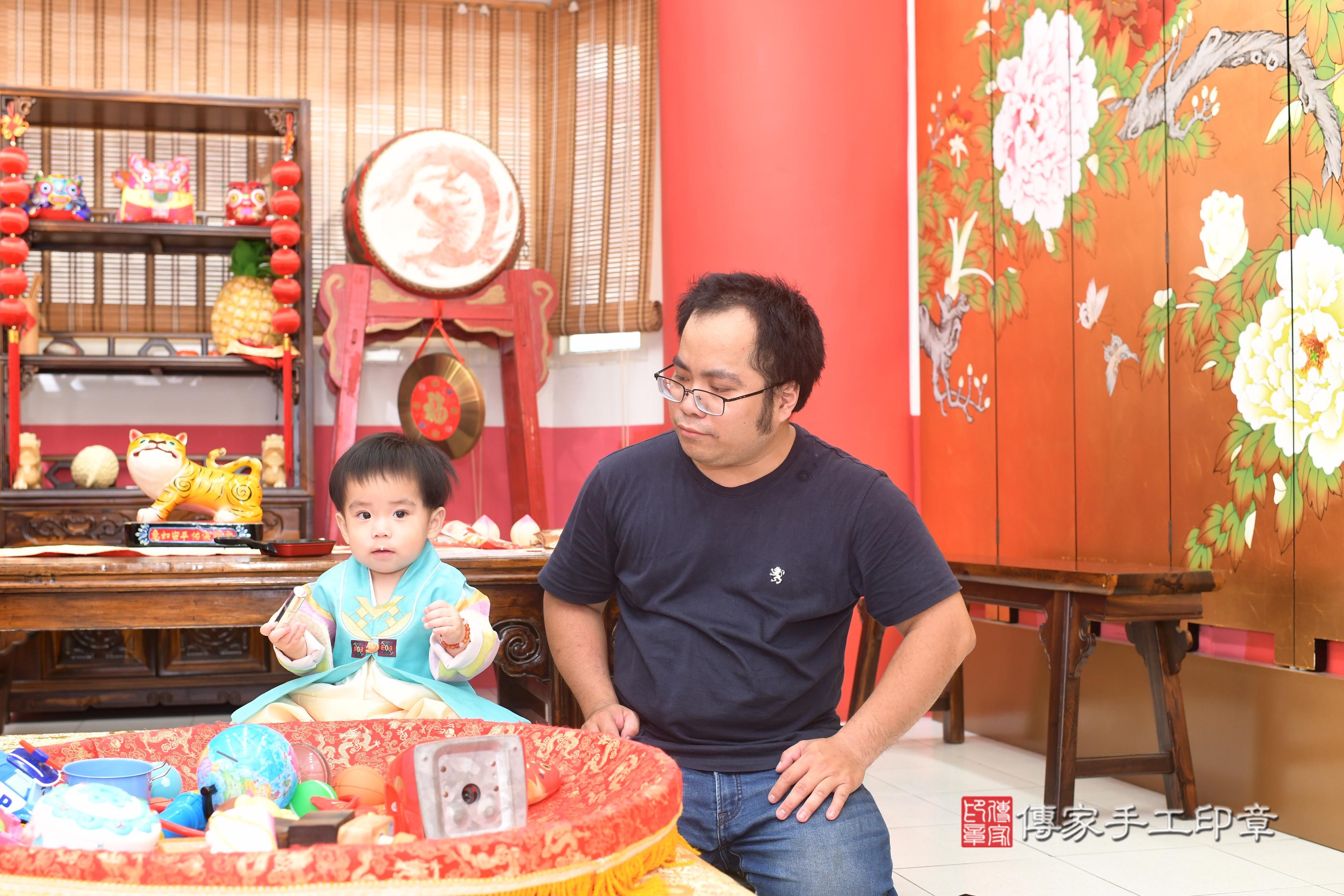 傳家手工印章高雄店、抓周、度脺、中國風會場、傳家嬰兒古禮、吉祥話、抓周道具物品24種、拍照。抓周證書。寶寶抓周、滿周歲、生日快樂、祝福 傳家手工印章高雄店、抓周、度脺、中國風會場、傳家嬰兒古禮、吉祥話、抓周道具物品24種、拍照。抓周證書。寶寶抓周、滿周歲、生日快樂、祝福