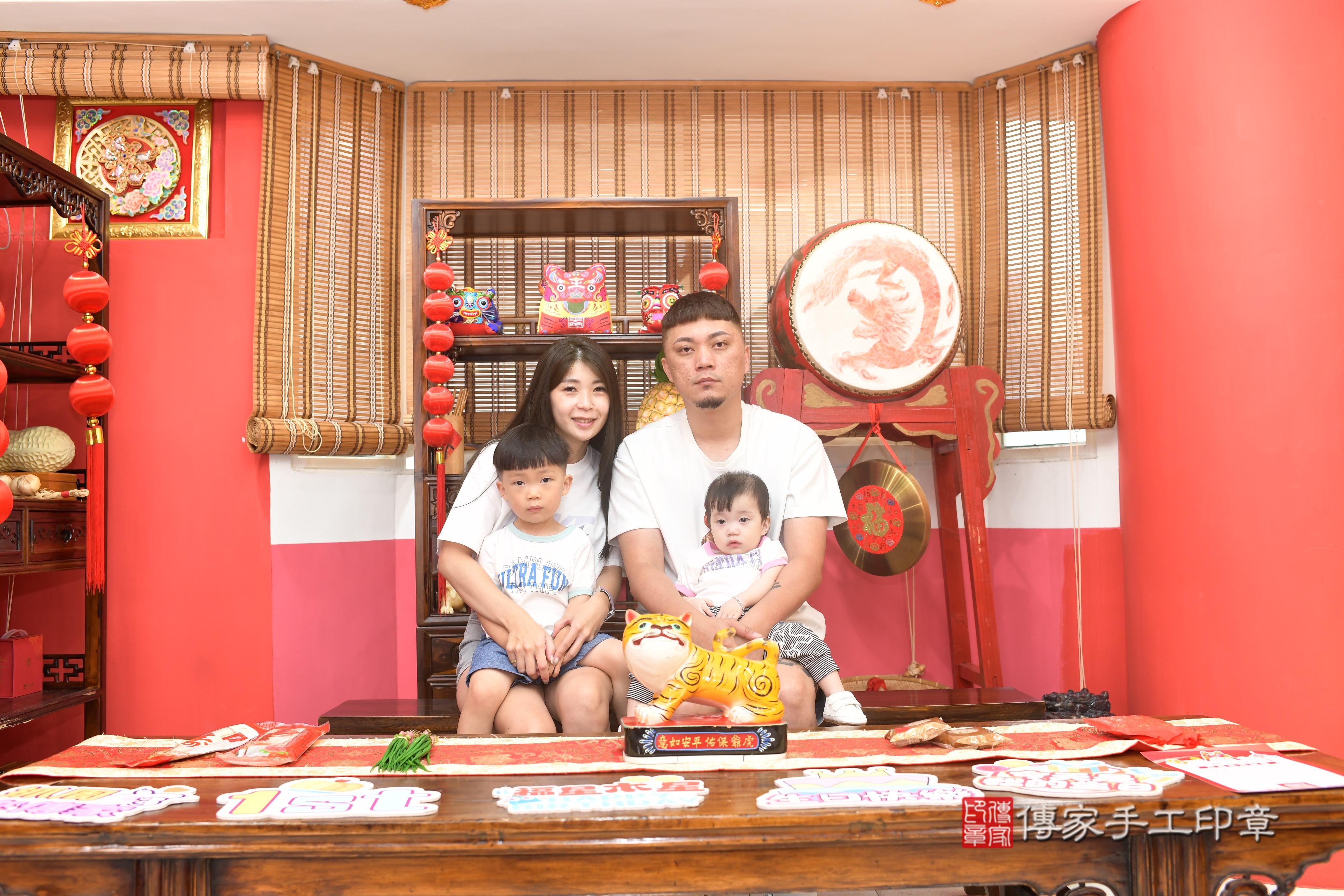 傳家手工印章高雄店、抓周、度脺、中國風會場、傳家嬰兒古禮、吉祥話、抓周道具物品24種、拍照。抓周證書。寶寶抓周、滿周歲、生日快樂、祝福