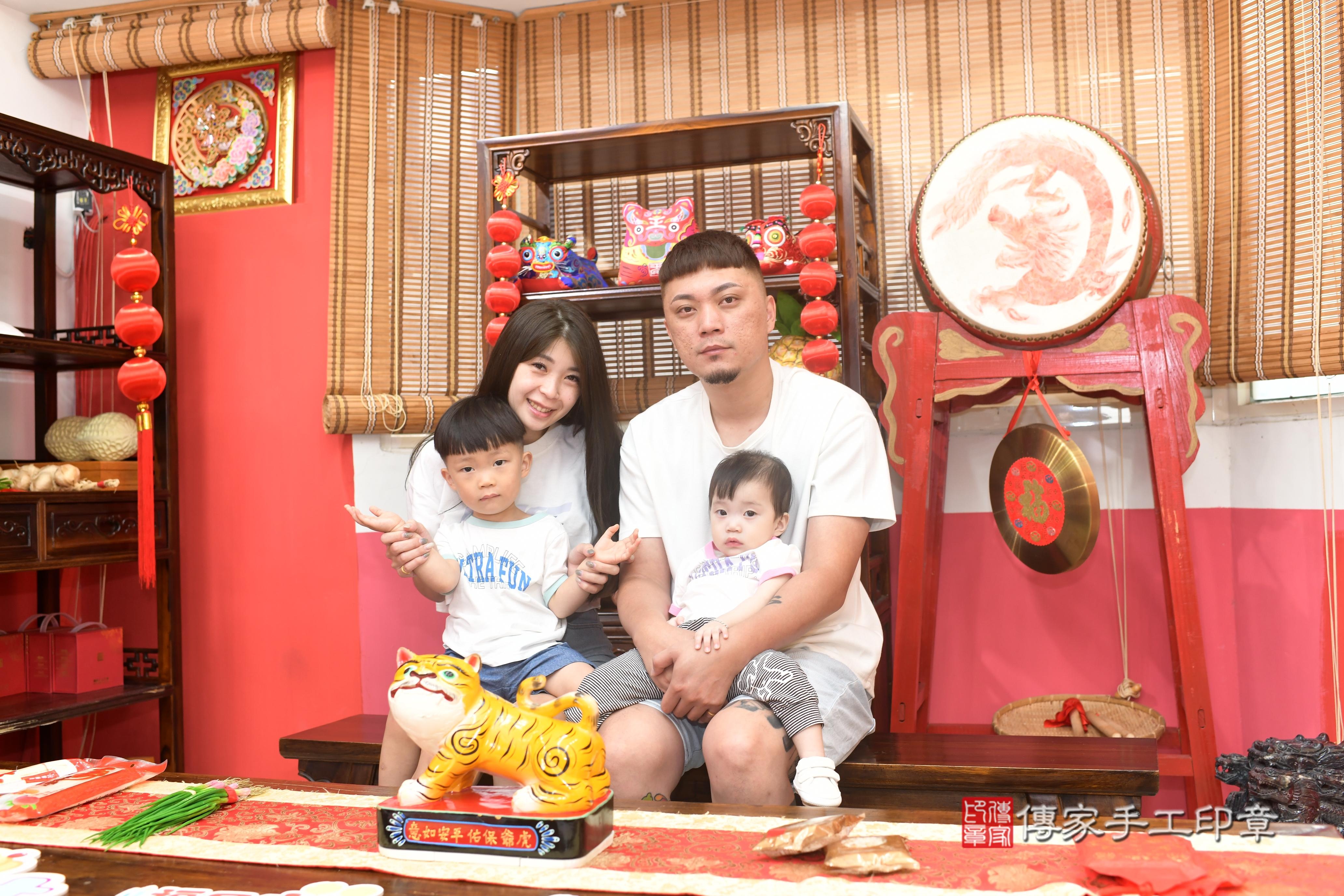 傳家手工印章高雄店、抓周、度脺、中國風會場、傳家嬰兒古禮、吉祥話、抓周道具物品24種、拍照。抓周證書。寶寶抓周、滿周歲、生日快樂、祝福