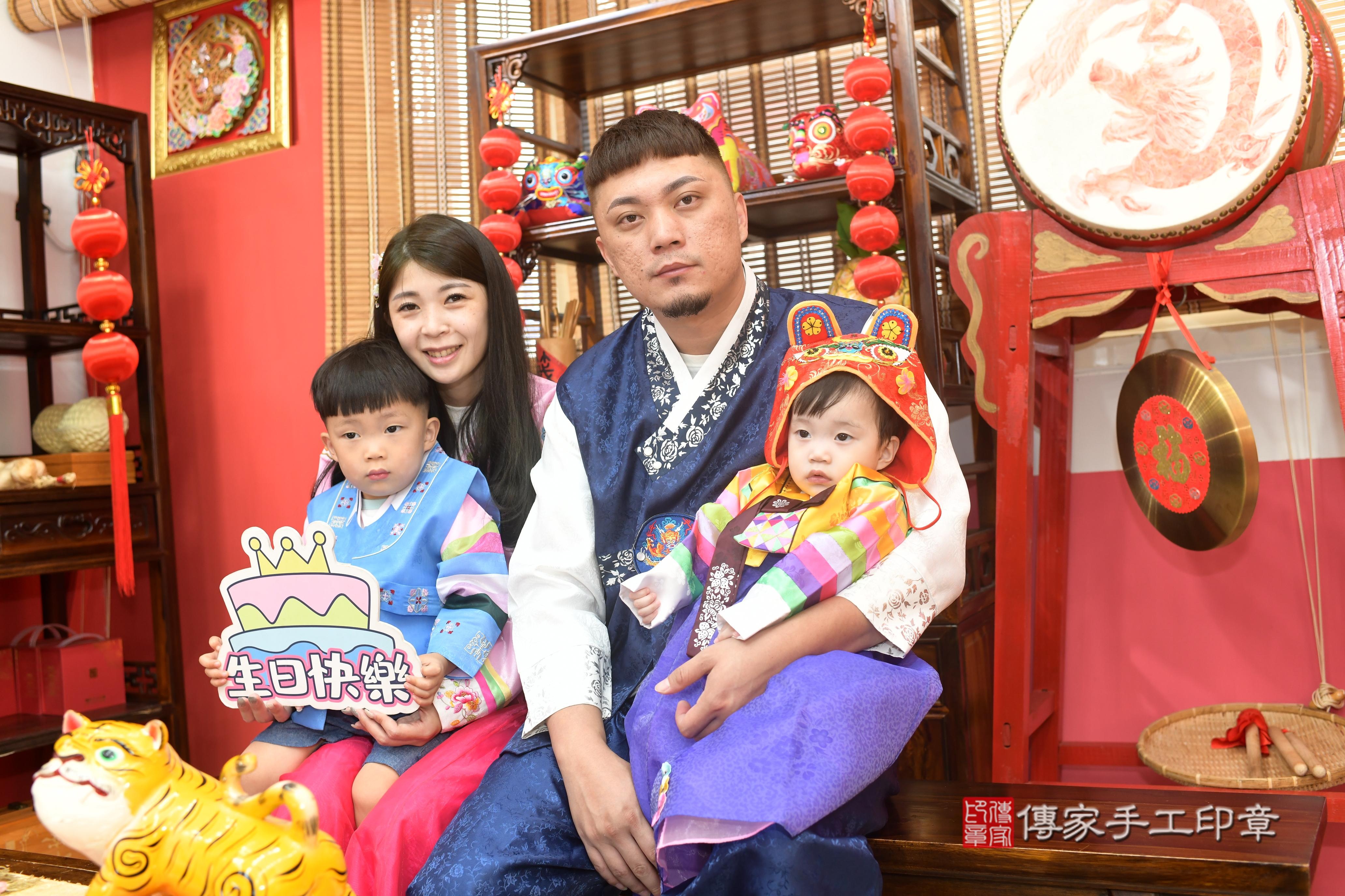 傳家手工印章高雄店、抓周、度脺、中國風會場、傳家嬰兒古禮、吉祥話、抓周道具物品24種、拍照。抓周證書。寶寶抓周、滿周歲、生日快樂、祝福