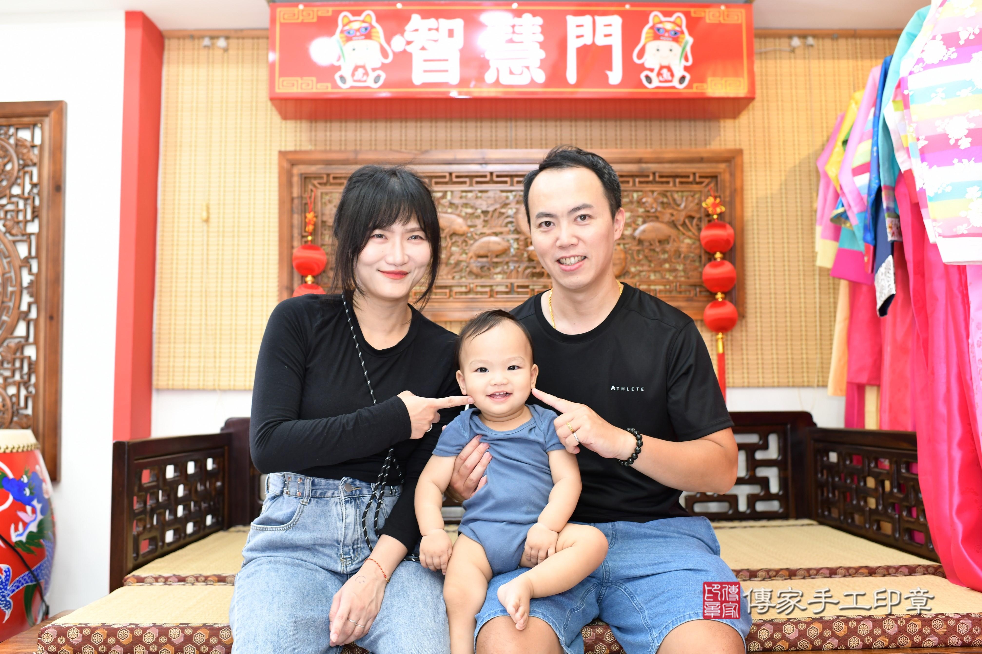 傳家手工印章台南店、抓周、度脺、中國風會場、傳家嬰兒古禮、吉祥話、抓周道具物品24種、拍照。抓周證書。寶寶抓周、滿周歲、生日快樂、祝福