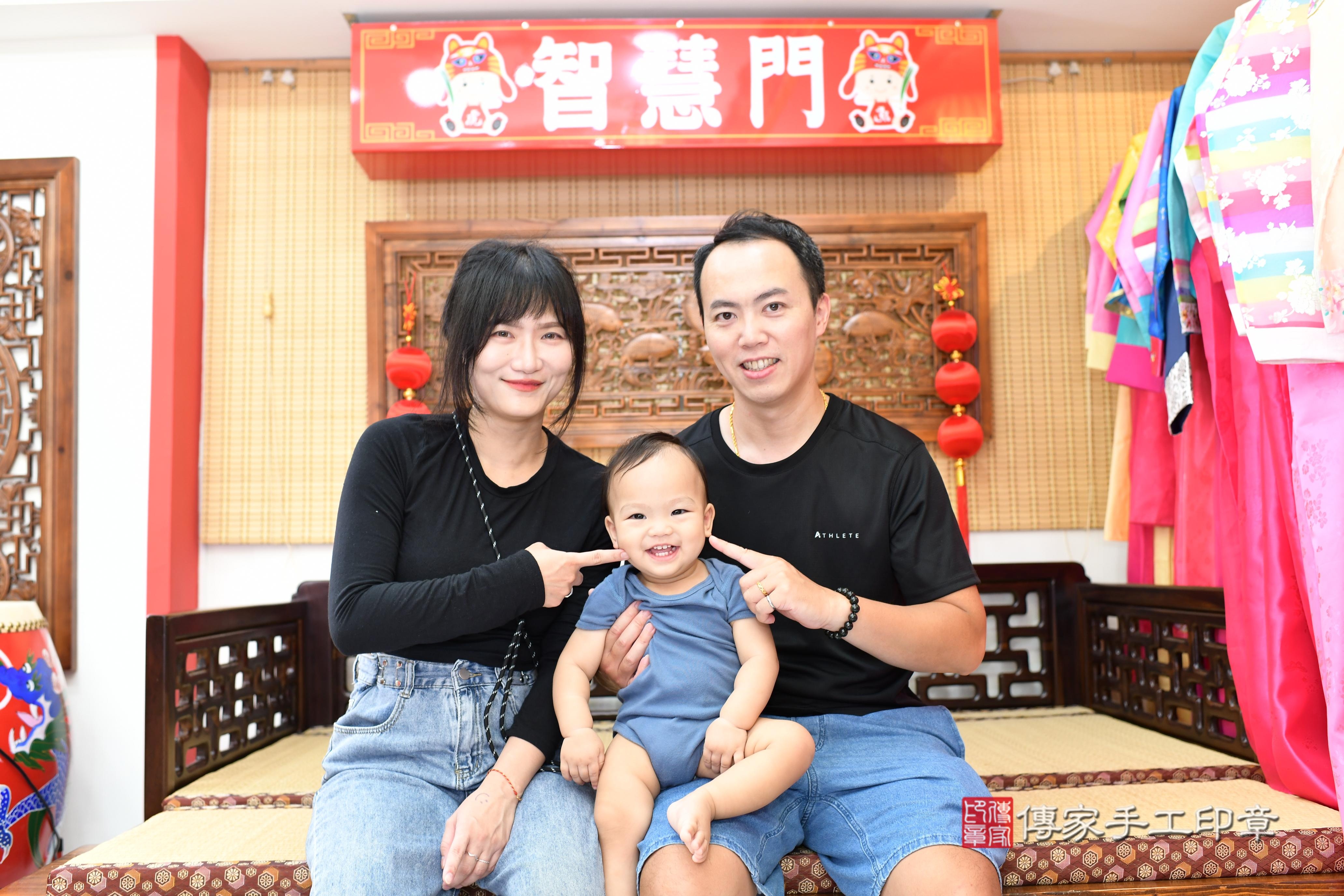 傳家手工印章台南店、抓周、度脺、中國風會場、傳家嬰兒古禮、吉祥話、抓周道具物品24種、拍照。抓周證書。寶寶抓周、滿周歲、生日快樂、祝福