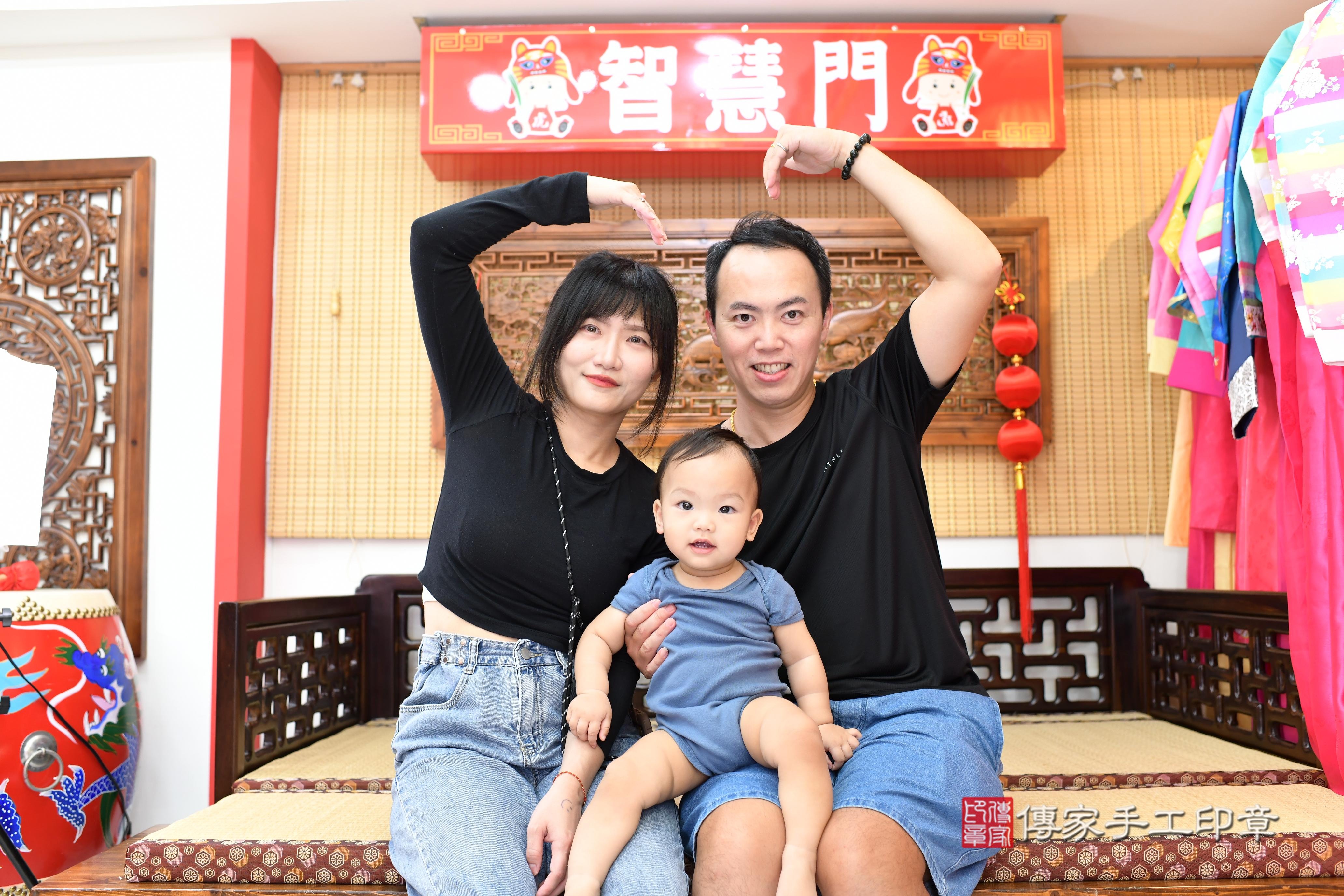 傳家手工印章台南店、抓周、度脺、中國風會場、傳家嬰兒古禮、吉祥話、抓周道具物品24種、拍照。抓周證書。寶寶抓周、滿周歲、生日快樂、祝福