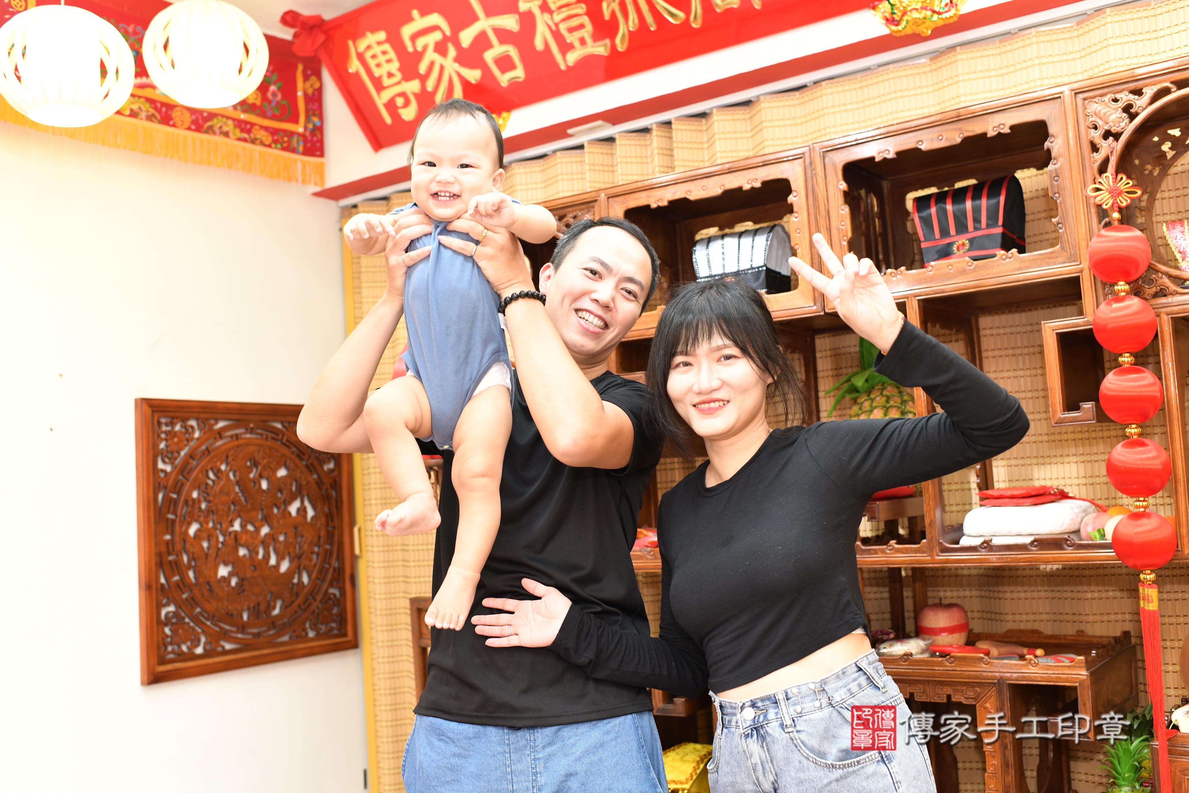 傳家手工印章台南店、抓周、度脺、中國風會場、傳家嬰兒古禮、吉祥話、抓周道具物品24種、拍照。抓周證書。寶寶抓周、滿周歲、生日快樂、祝福