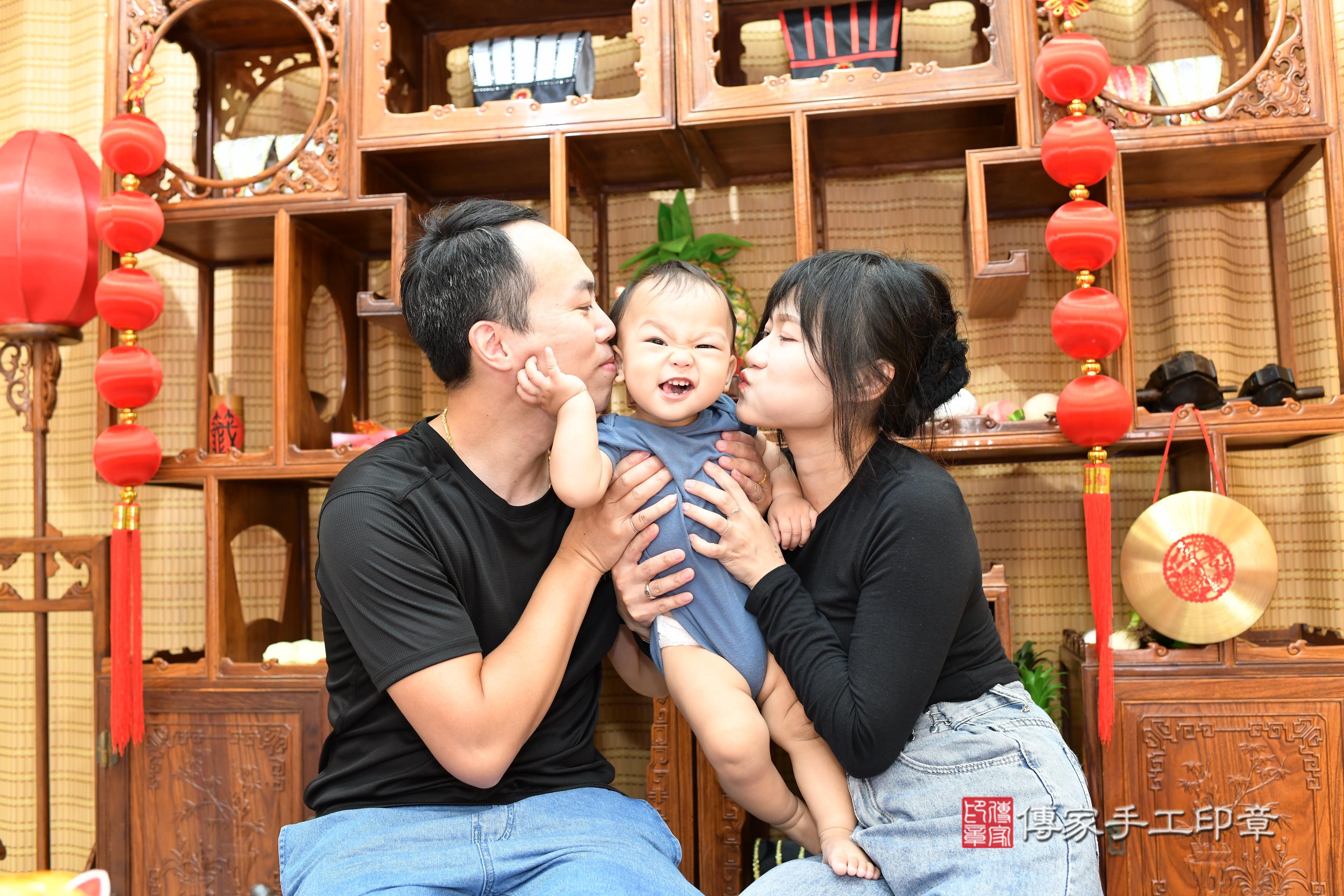 傳家手工印章台南店、抓周、度脺、中國風會場、傳家嬰兒古禮、吉祥話、抓周道具物品24種、拍照。抓周證書。寶寶抓周、滿周歲、生日快樂、祝福