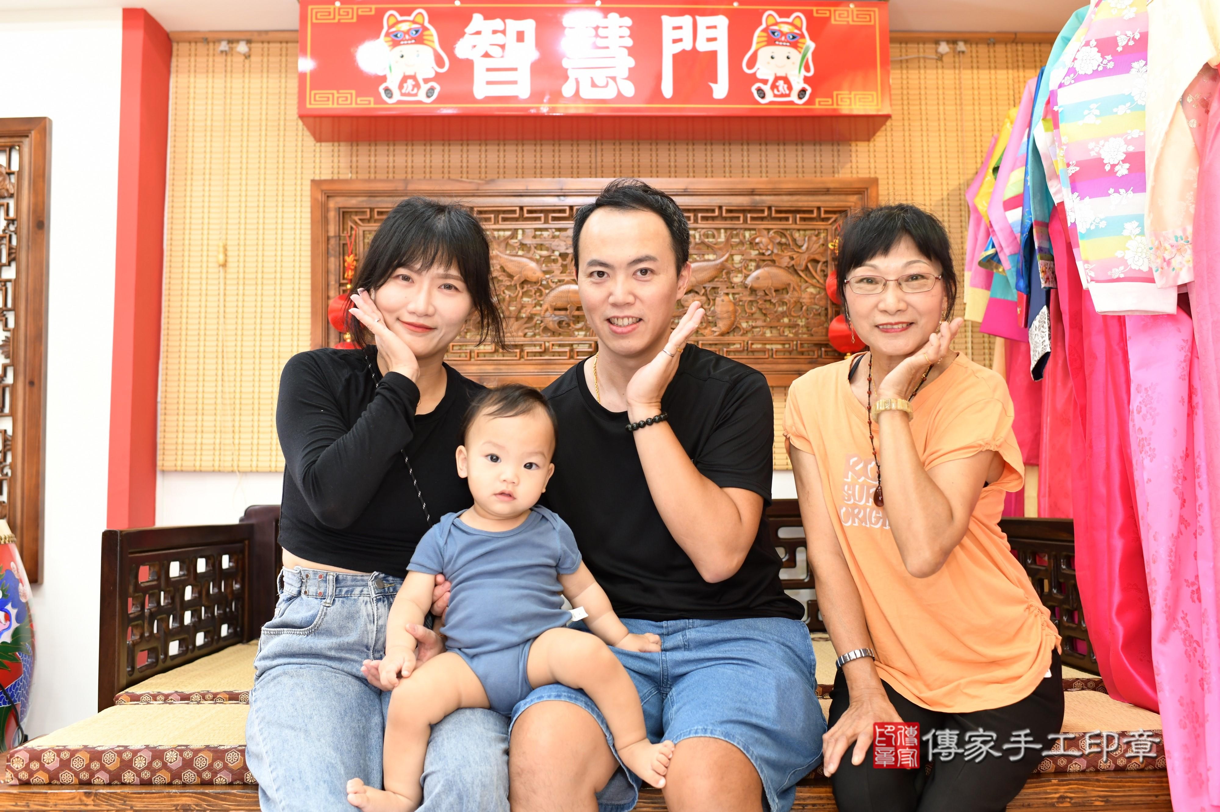 傳家手工印章台南店、抓周、度脺、中國風會場、傳家嬰兒古禮、吉祥話、抓周道具物品24種、拍照。抓周證書。寶寶抓周、滿周歲、生日快樂、祝福