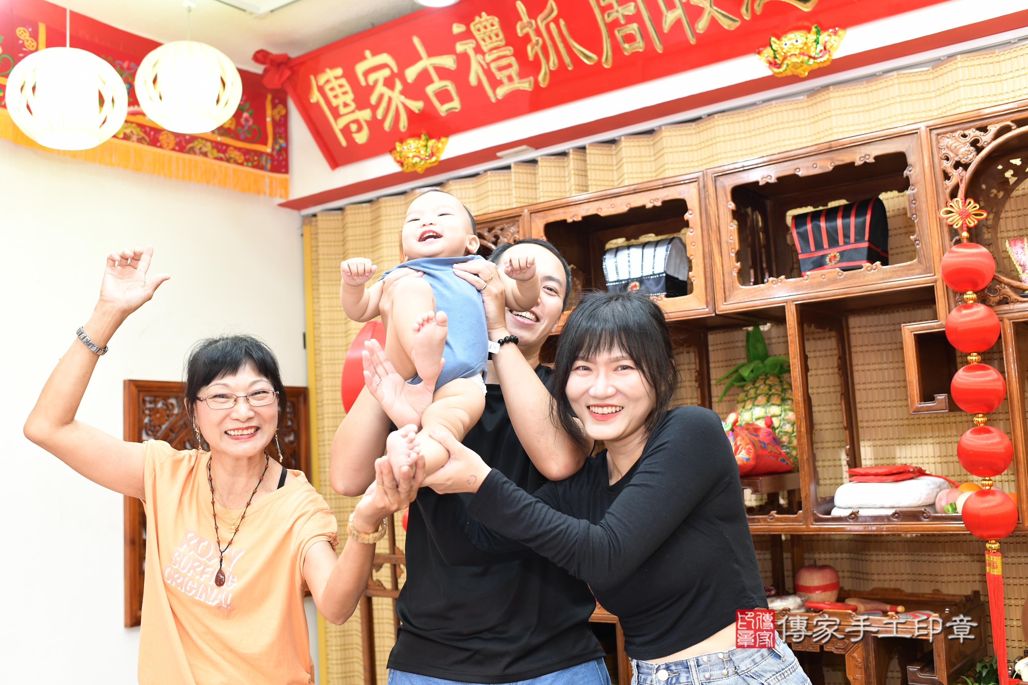 傳家手工印章台南店、抓周、度脺、中國風會場、傳家嬰兒古禮、吉祥話、抓周道具物品24種、拍照。抓周證書。寶寶抓周、滿周歲、生日快樂、祝福