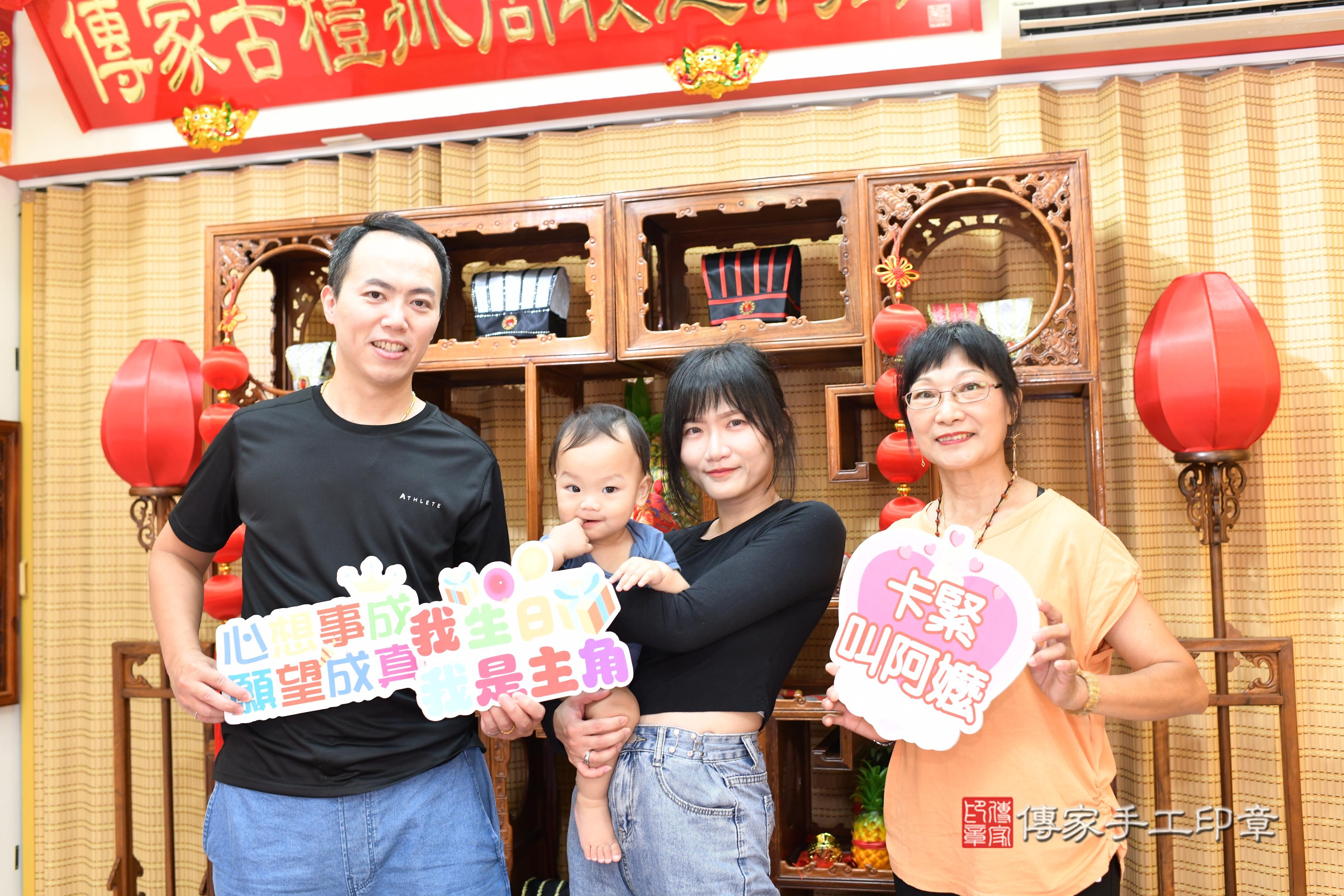 傳家手工印章台南店、抓周、度脺、中國風會場、傳家嬰兒古禮、吉祥話、抓周道具物品24種、拍照。抓周證書。寶寶抓周、滿周歲、生日快樂、祝福