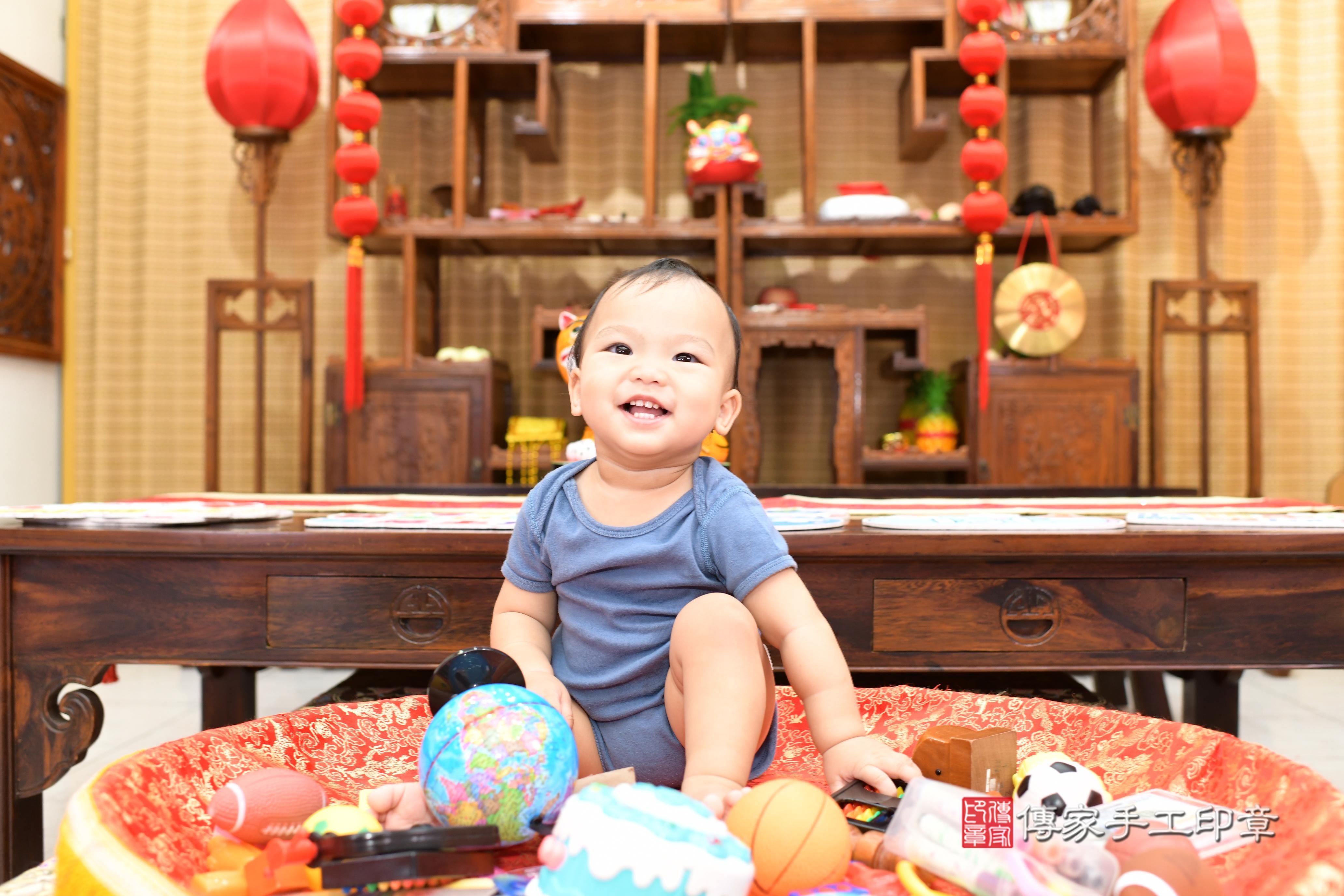 傳家手工印章台南店、抓周、度脺、中國風會場、傳家嬰兒古禮、吉祥話、抓周道具物品24種、拍照。抓周證書。寶寶抓周、滿周歲、生日快樂、祝福