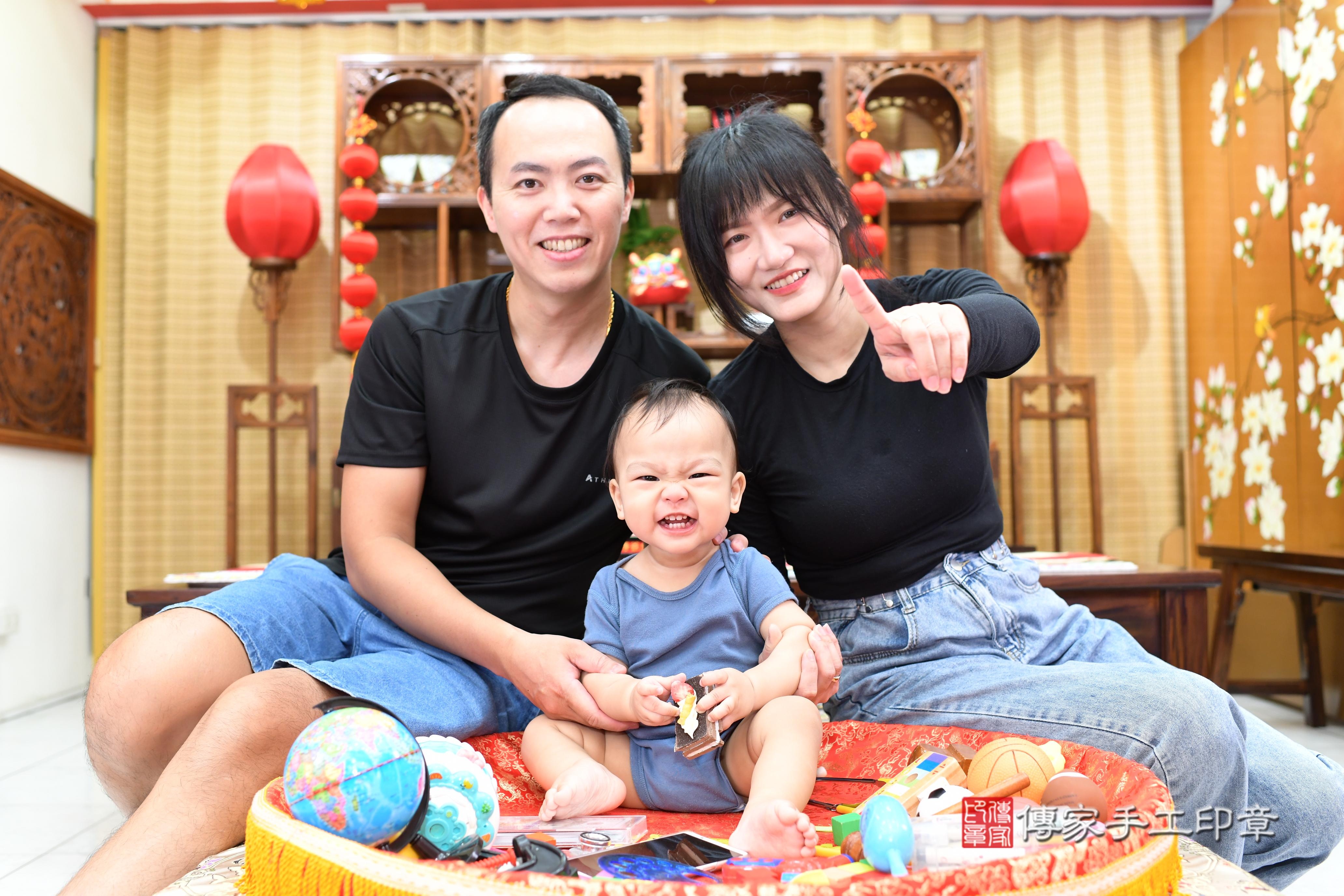 傳家手工印章台南店、抓周、度脺、中國風會場、傳家嬰兒古禮、吉祥話、抓周道具物品24種、拍照。抓周證書。寶寶抓周、滿周歲、生日快樂、祝福