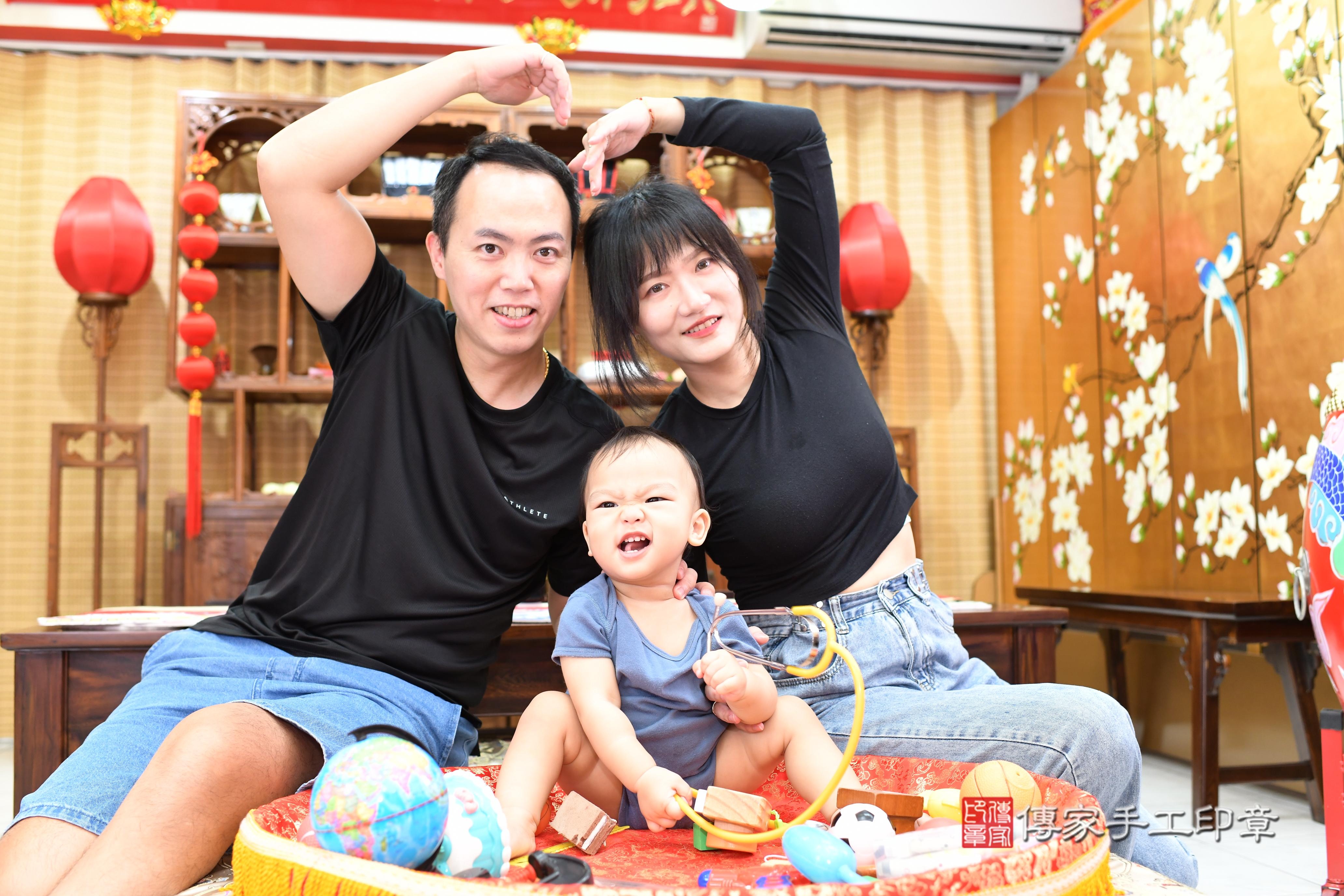 傳家手工印章台南店、抓周、度脺、中國風會場、傳家嬰兒古禮、吉祥話、抓周道具物品24種、拍照。抓周證書。寶寶抓周、滿周歲、生日快樂、祝福