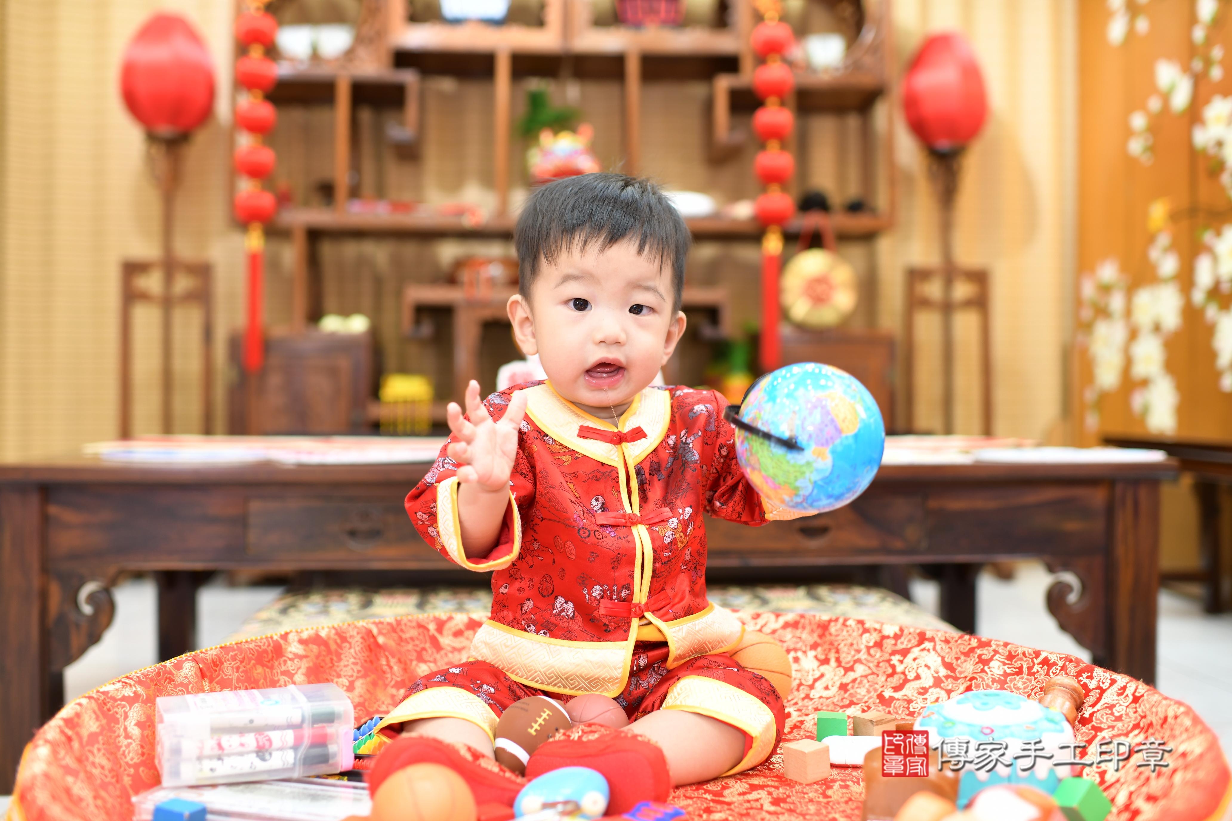 傳家手工印章台南店、抓周、度脺、中國風會場、傳家嬰兒古禮、吉祥話、抓周道具物品24種、拍照。抓周證書。寶寶抓周、滿周歲、生日快樂、祝福