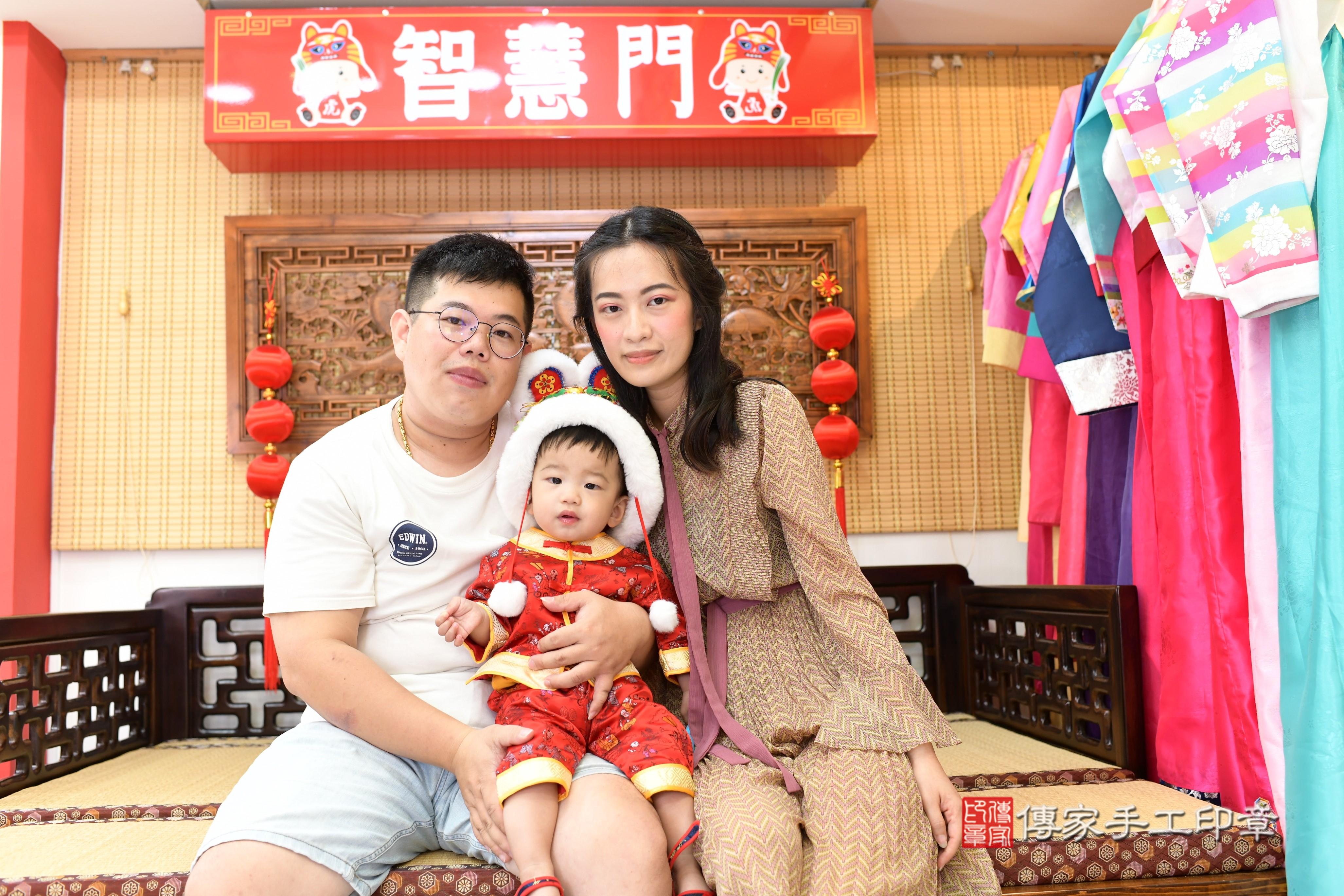 傳家手工印章台南店、抓周、度脺、中國風會場、傳家嬰兒古禮、吉祥話、抓周道具物品24種、拍照。抓周證書。寶寶抓周、滿周歲、生日快樂、祝福