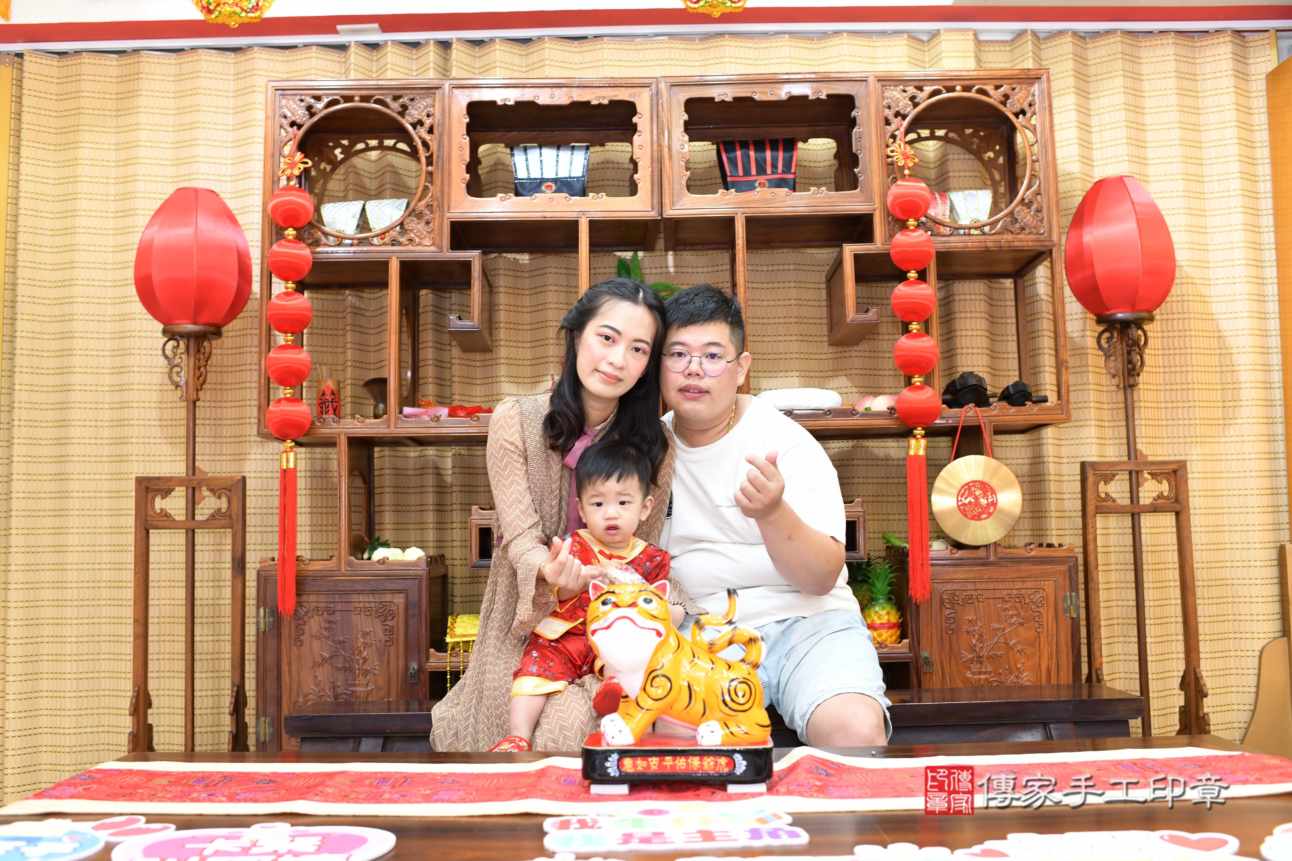 傳家手工印章台南店、抓周、度脺、中國風會場、傳家嬰兒古禮、吉祥話、抓周道具物品24種、拍照。抓周證書。寶寶抓周、滿周歲、生日快樂、祝福