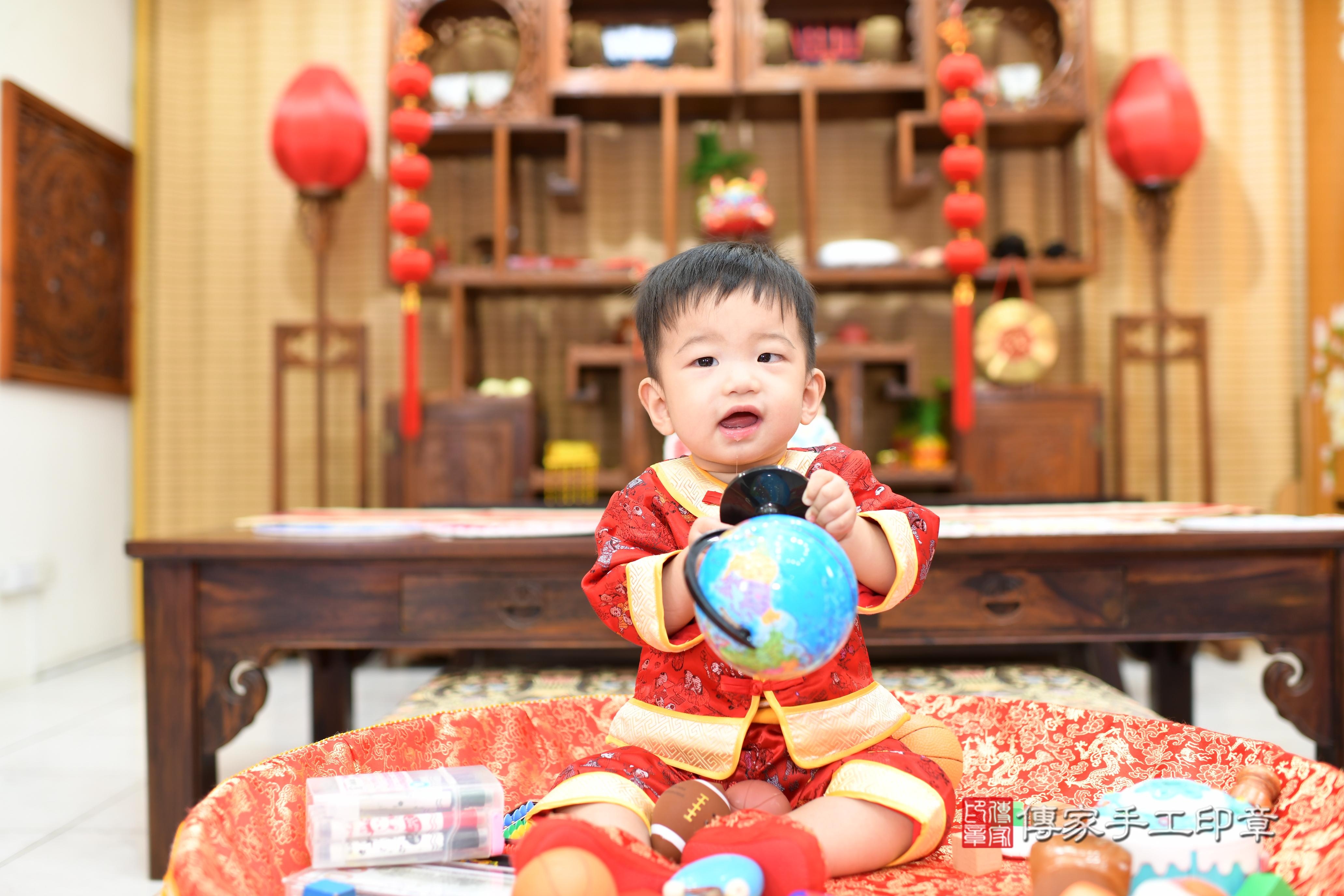 傳家手工印章台南店、抓周、度脺、中國風會場、傳家嬰兒古禮、吉祥話、抓周道具物品24種、拍照。抓周證書。寶寶抓周、滿周歲、生日快樂、祝福