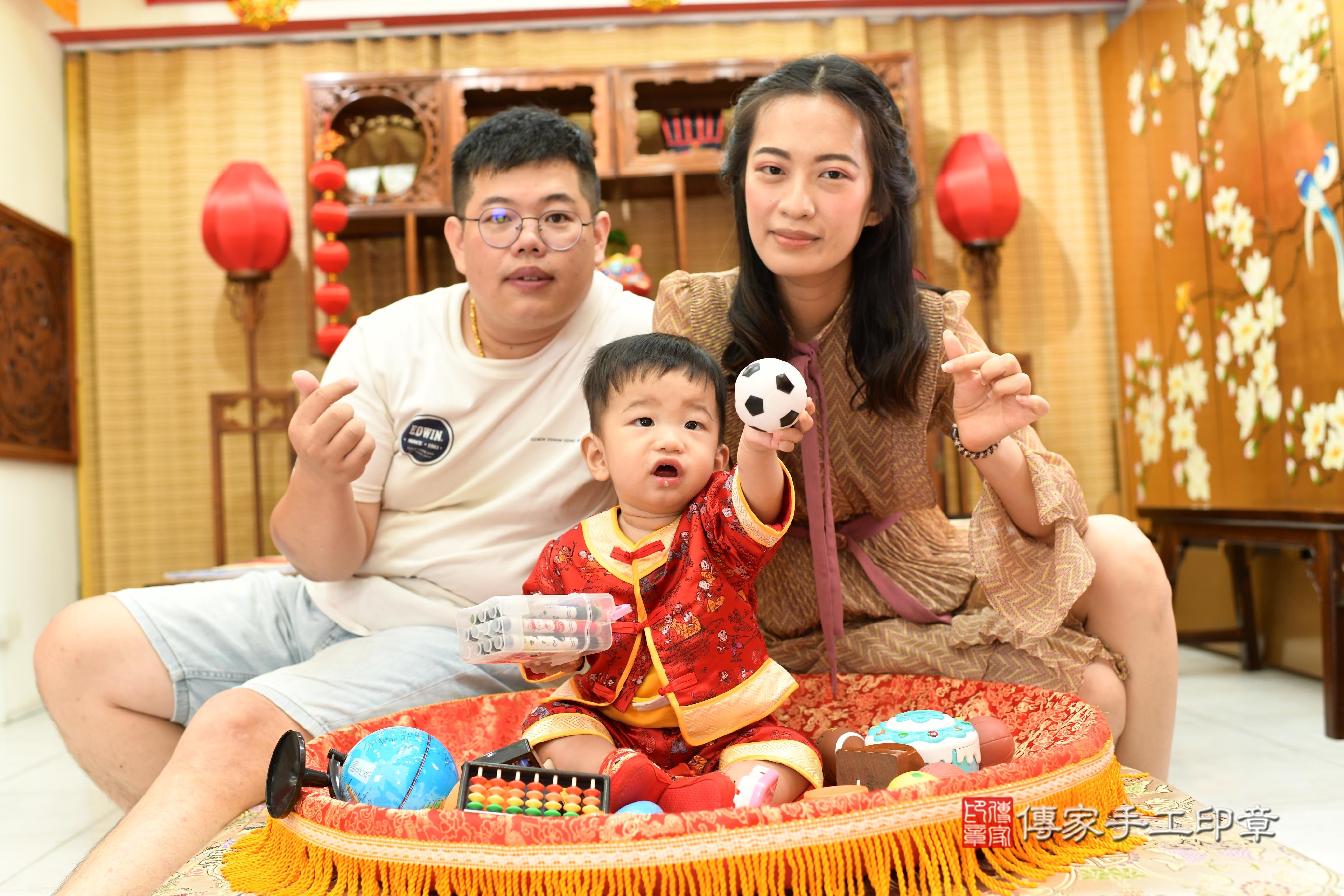 傳家手工印章台南店、抓周、度脺、中國風會場、傳家嬰兒古禮、吉祥話、抓周道具物品24種、拍照。抓周證書。寶寶抓周、滿周歲、生日快樂、祝福