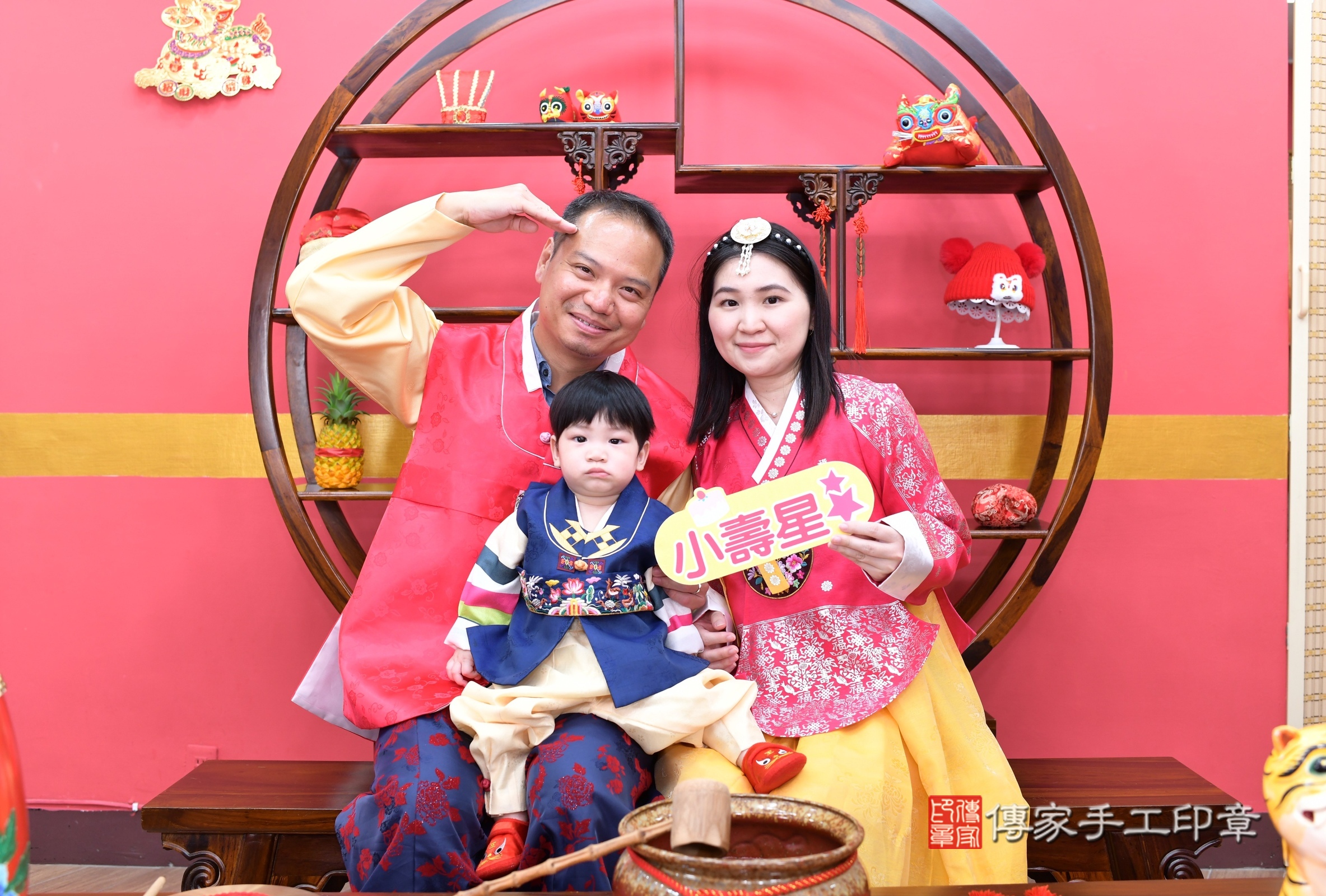 新北市永和區堂堂寶寶抓周推薦：傳家新北店抓周度脺中國風會場，嬰兒古禮抓周流程儀式吉祥話、抓周道具物品24種、拍照。抓周證書。2025.8.2，照片1