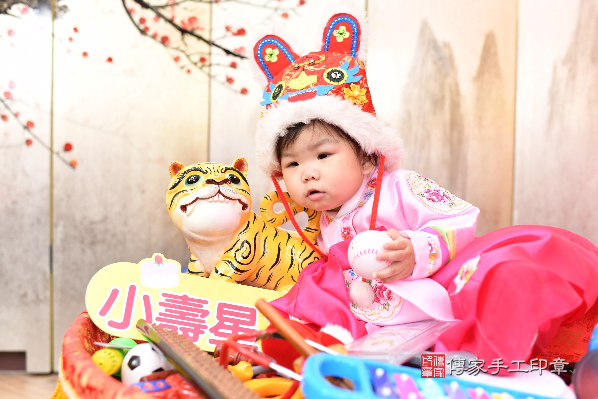 新北市永和區汝汝寶寶抓周推薦:傳家新北店抓周度脺中國風會場,嬰兒古禮抓周流程儀式吉祥話、抓周道具物品24種、拍照。抓周證書。2025.8.6,照片2 新北市永和區汝汝寶寶抓周推薦:傳家新北店抓周度脺中國風會場,嬰兒古禮抓周流程儀式吉祥話、抓周道具物品24種、拍照。抓周證書。2025.8.6,照片2