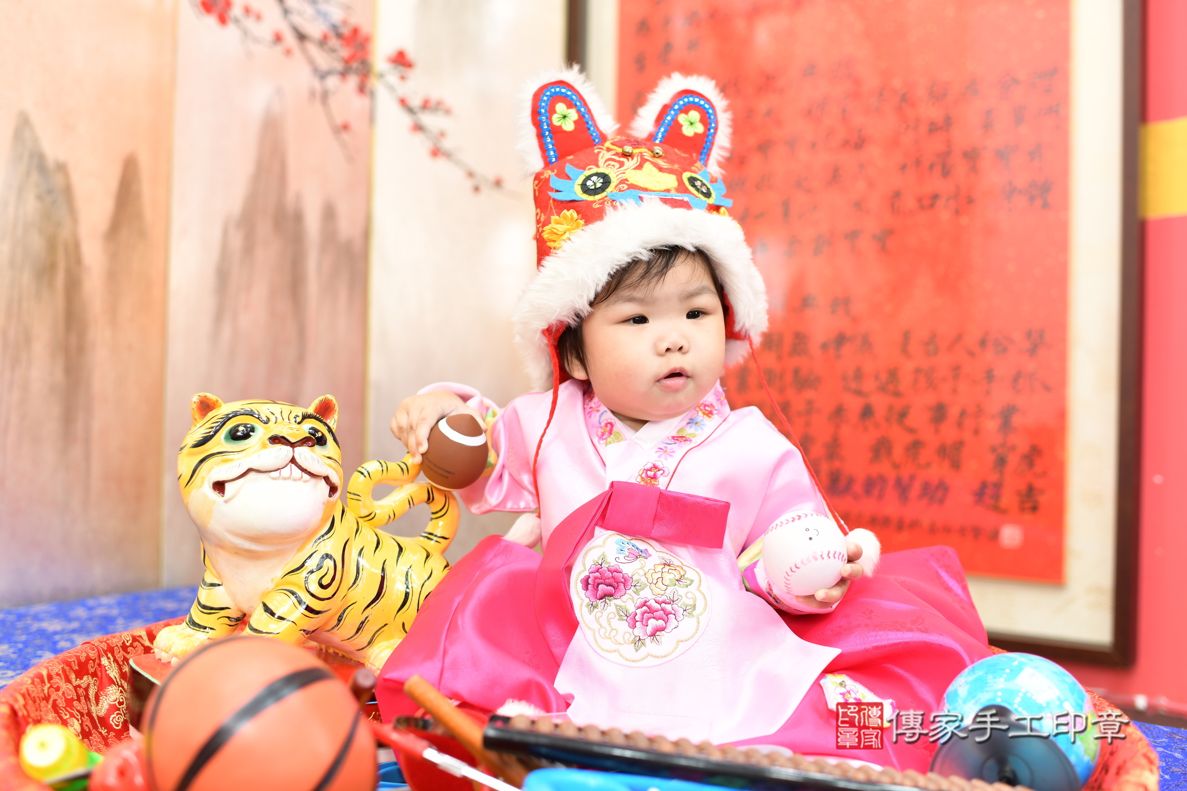 新北市永和區汝汝寶寶抓周推薦:傳家新北店抓周度脺中國風會場,嬰兒古禮抓周流程儀式吉祥話、抓周道具物品24種、拍照。抓周證書。2025.8.6,照片6 新北市永和區汝汝寶寶抓周推薦:傳家新北店抓周度脺中國風會場,嬰兒古禮抓周流程儀式吉祥話、抓周道具物品24種、拍照。抓周證書。2025.8.6,照片6