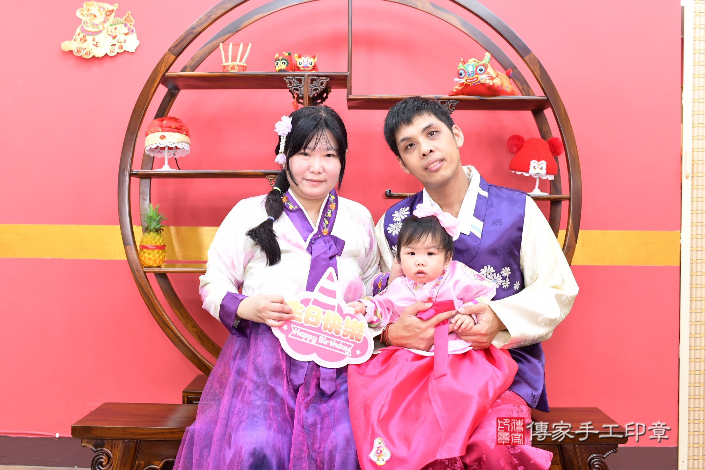 新北市永和區汝汝寶寶抓周推薦：傳家新北店抓周度脺中國風會場，嬰兒古禮抓周流程儀式吉祥話、抓周道具物品24種、拍照。抓周證書。2025.8.6，照片1