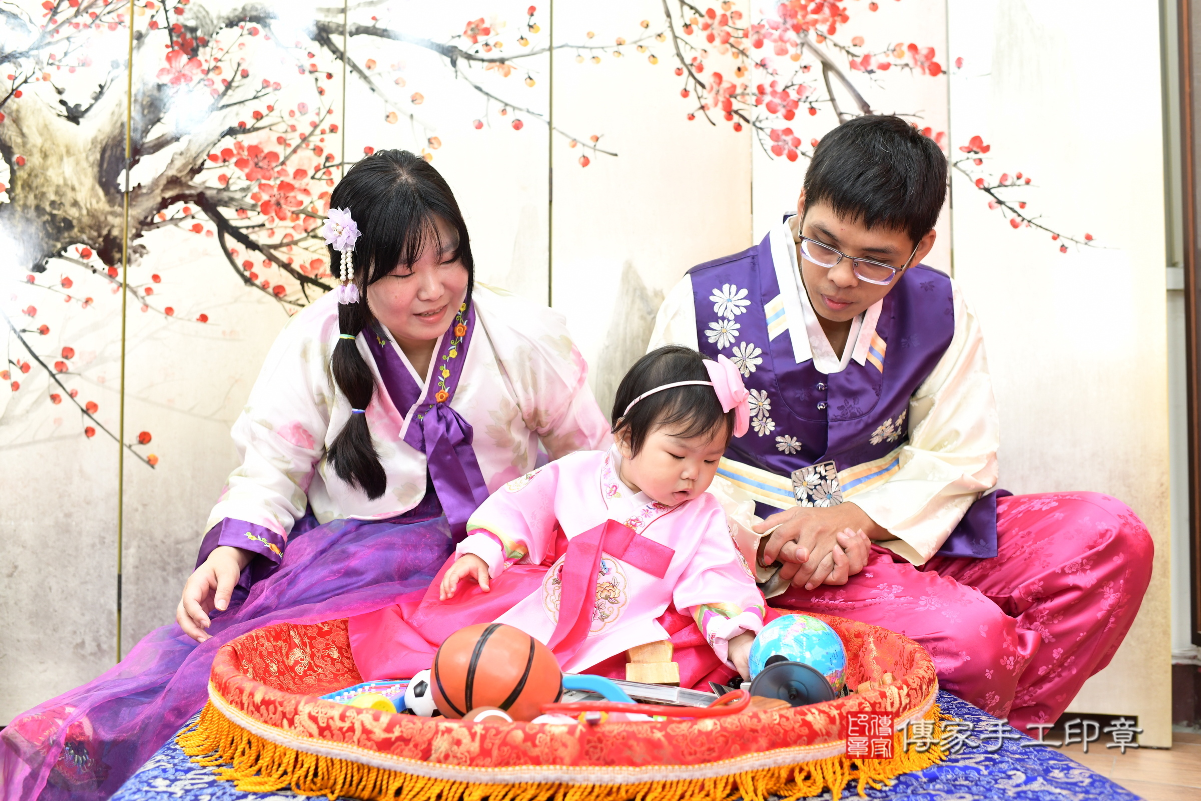 新北市永和區汝汝寶寶抓周推薦:傳家新北店抓周度脺中國風會場,嬰兒古禮抓周流程儀式吉祥話、抓周道具物品24種、拍照。抓周證書。2025.8.6,照片4 新北市永和區汝汝寶寶抓周推薦:傳家新北店抓周度脺中國風會場,嬰兒古禮抓周流程儀式吉祥話、抓周道具物品24種、拍照。抓周證書。2025.8.6,照片4