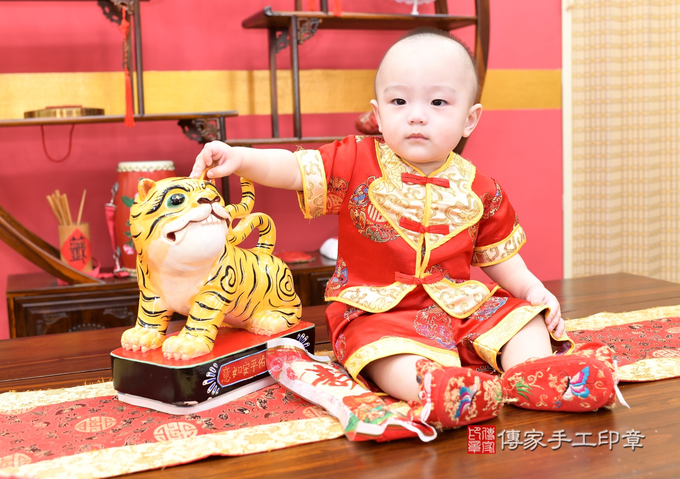 新北市永和區小縉寶寶抓周推薦：傳家新北店抓周度脺中國風會場，嬰兒古禮抓周流程儀式吉祥話、抓周道具物品24種、拍照。抓周證書。2025.8.1，照片1