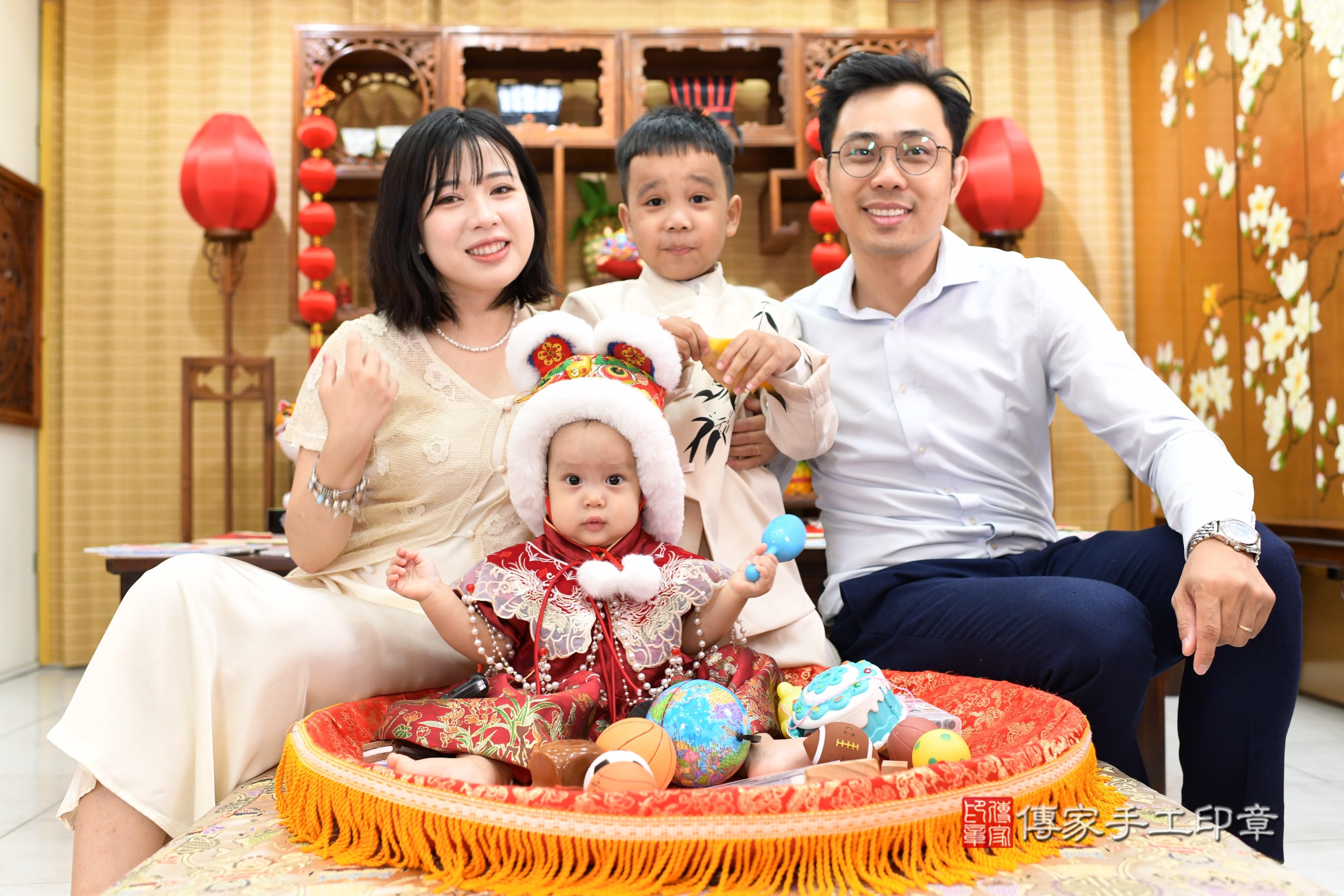 傳家手工印章台南店、抓周、度脺、中國風會場、傳家嬰兒古禮、吉祥話、抓周道具物品24種、拍照。抓周證書。寶寶抓周、滿周歲、生日快樂、祝福 傳家手工印章台南店、抓周、度脺、中國風會場、傳家嬰兒古禮、吉祥話、抓周道具物品24種、拍照。抓周證書。寶寶抓周、滿周歲、生日快樂、祝福