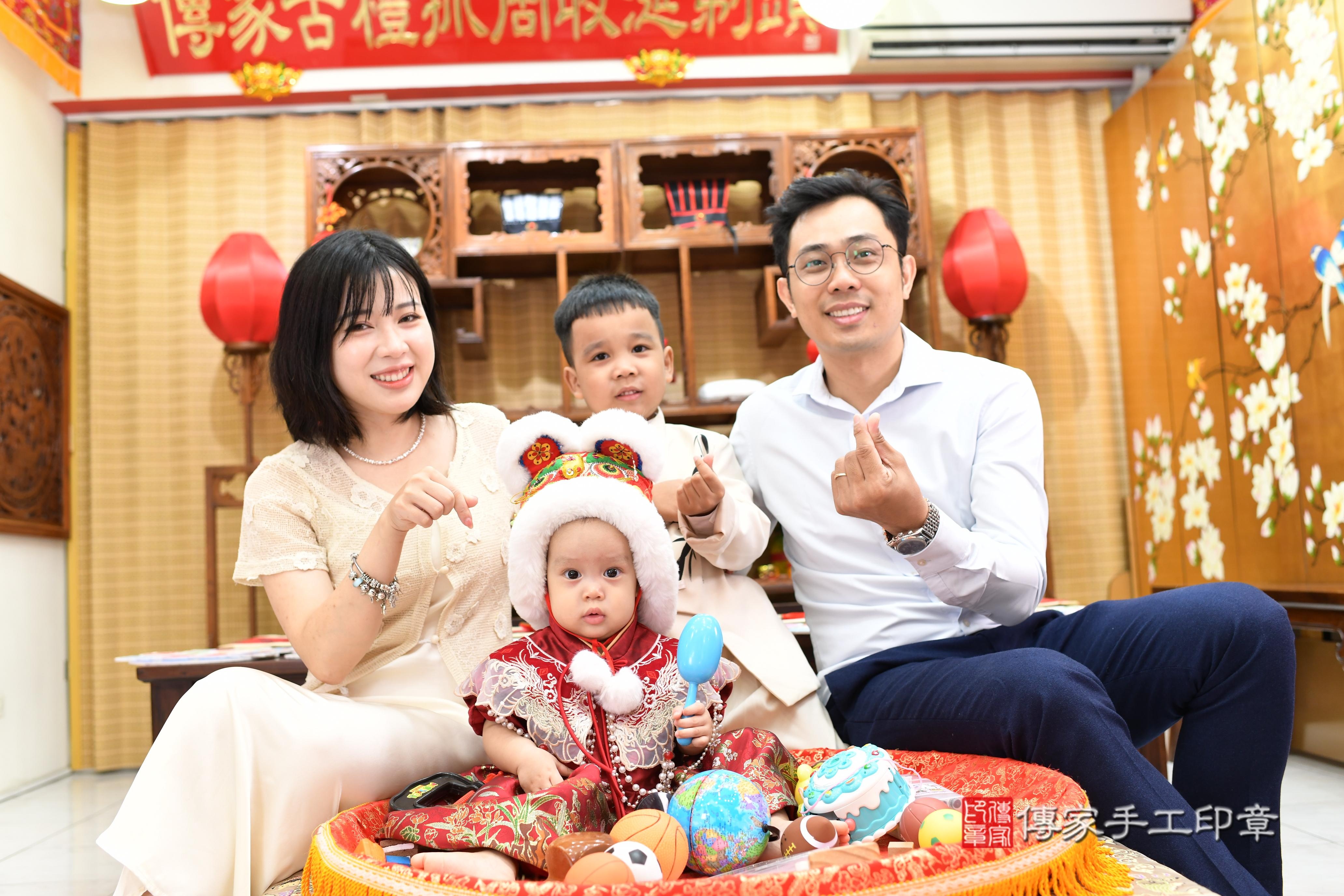 傳家手工印章台南店、抓周、度脺、中國風會場、傳家嬰兒古禮、吉祥話、抓周道具物品24種、拍照。抓周證書。寶寶抓周、滿周歲、生日快樂、祝福 傳家手工印章台南店、抓周、度脺、中國風會場、傳家嬰兒古禮、吉祥話、抓周道具物品24種、拍照。抓周證書。寶寶抓周、滿周歲、生日快樂、祝福