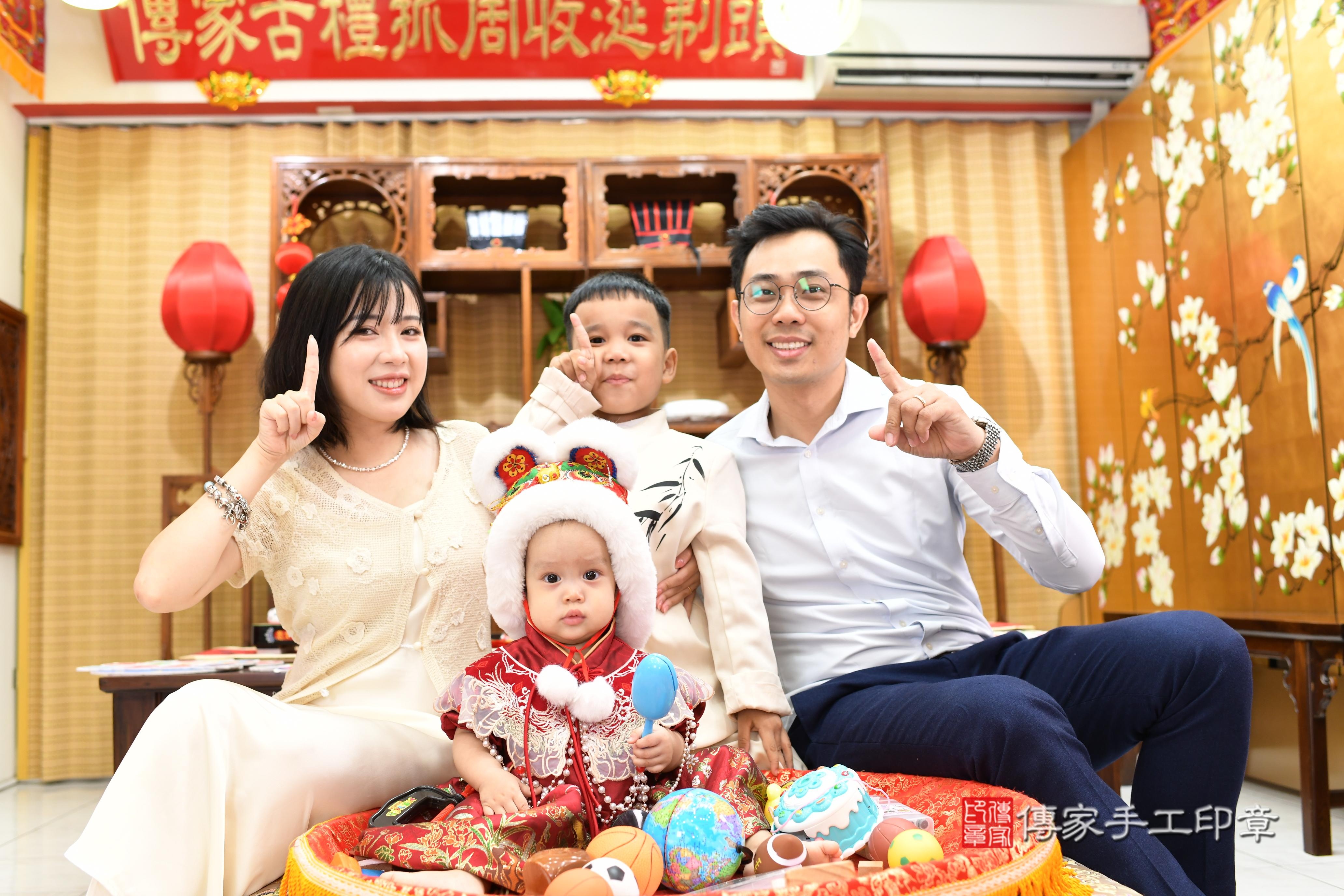 傳家手工印章台南店、抓周、度脺、中國風會場、傳家嬰兒古禮、吉祥話、抓周道具物品24種、拍照。抓周證書。寶寶抓周、滿周歲、生日快樂、祝福 傳家手工印章台南店、抓周、度脺、中國風會場、傳家嬰兒古禮、吉祥話、抓周道具物品24種、拍照。抓周證書。寶寶抓周、滿周歲、生日快樂、祝福