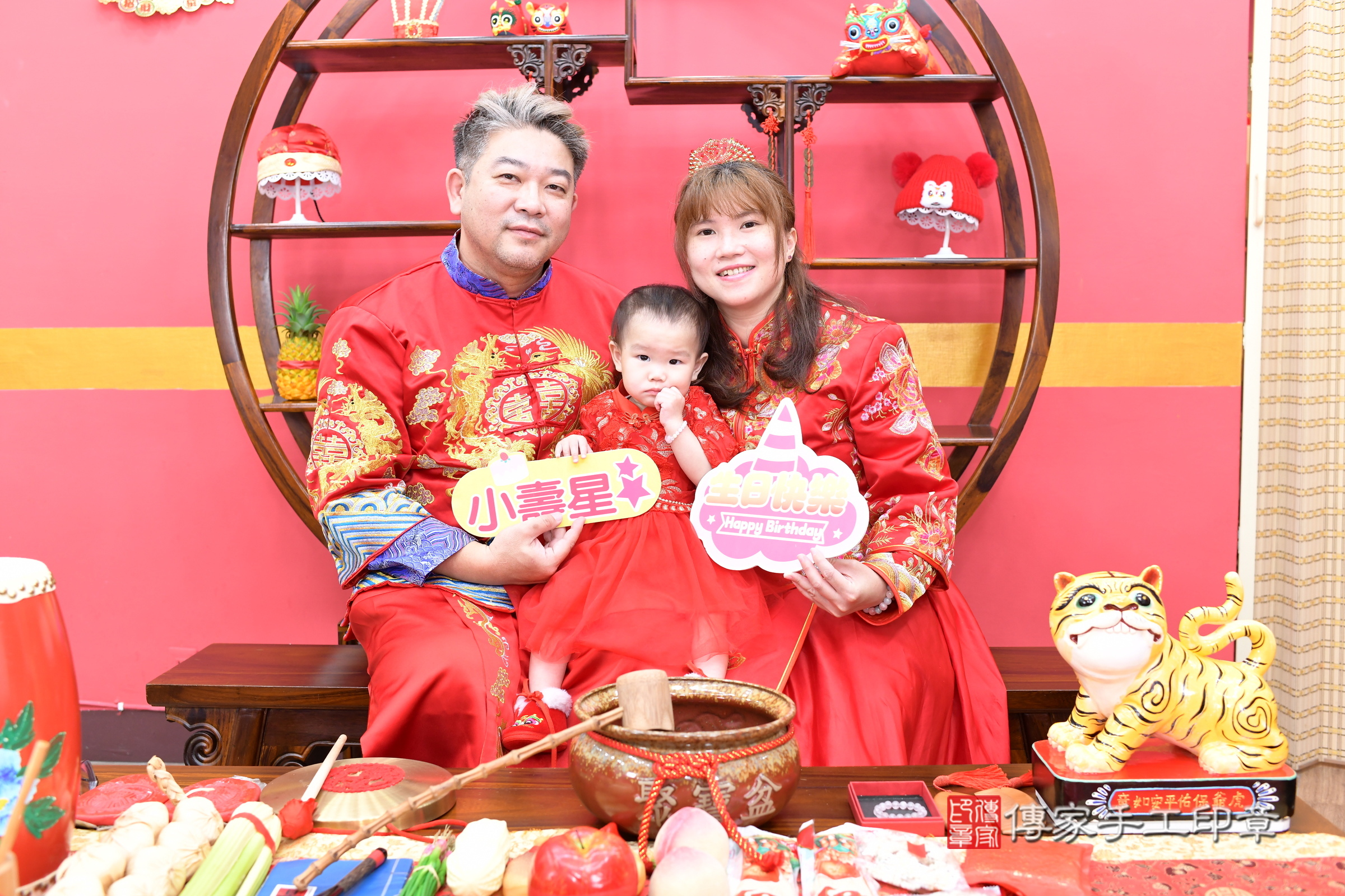 新北市永和區彤彤寶寶抓周推薦：傳家新北店抓周度脺中國風會場，嬰兒古禮抓周流程儀式吉祥話、抓周道具物品24種、拍照。抓周證書。2025.8.3，照片1