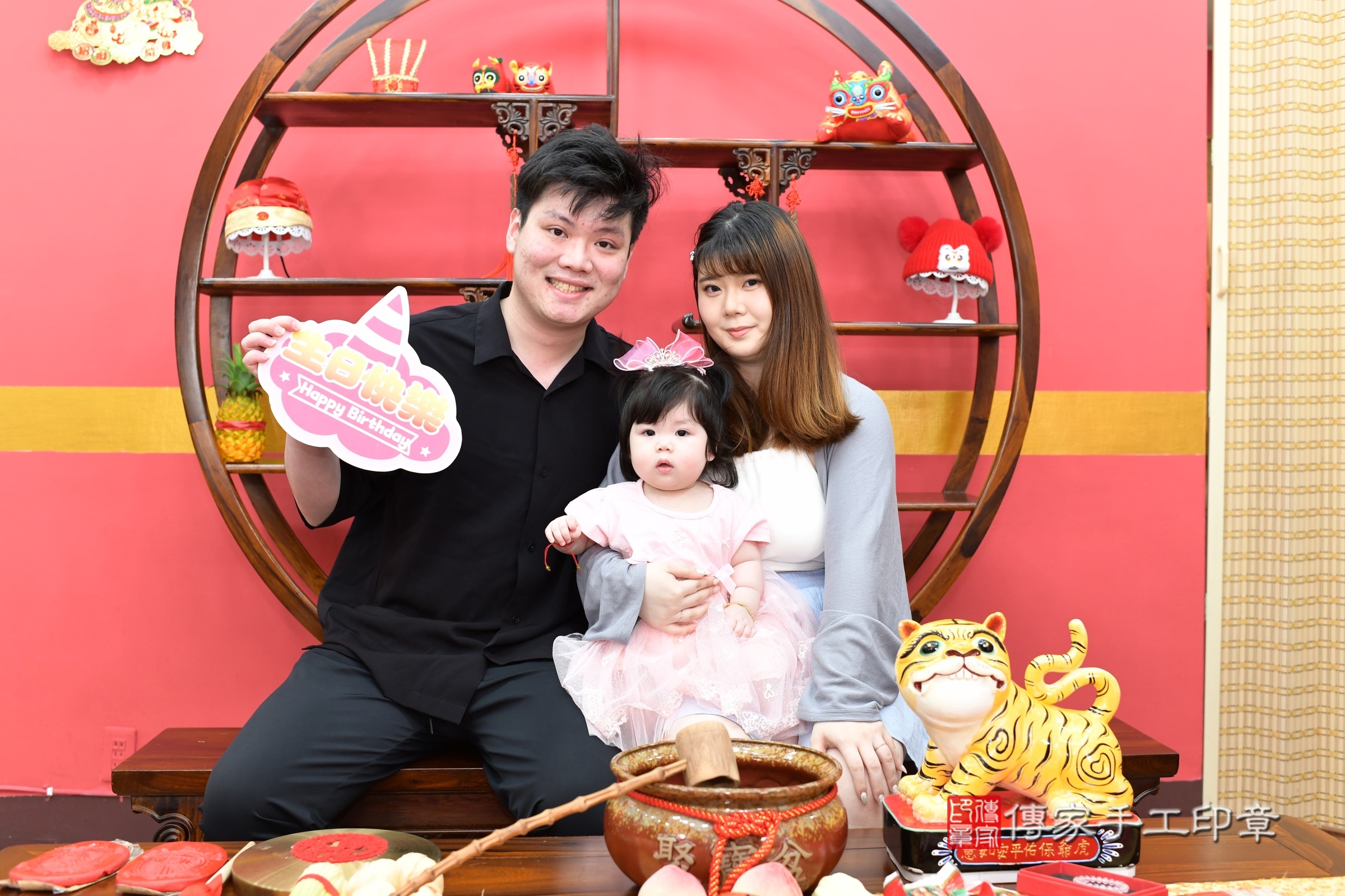 新北市永和區晴晴寶寶抓周推薦:傳家新北店抓周度脺中國風會場,嬰兒古禮抓周流程儀式吉祥話、抓周道具物品24種、拍照。抓周證書。2025.8.5,照片2 新北市永和區晴晴寶寶抓周推薦:傳家新北店抓周度脺中國風會場,嬰兒古禮抓周流程儀式吉祥話、抓周道具物品24種、拍照。抓周證書。2025.8.5,照片2