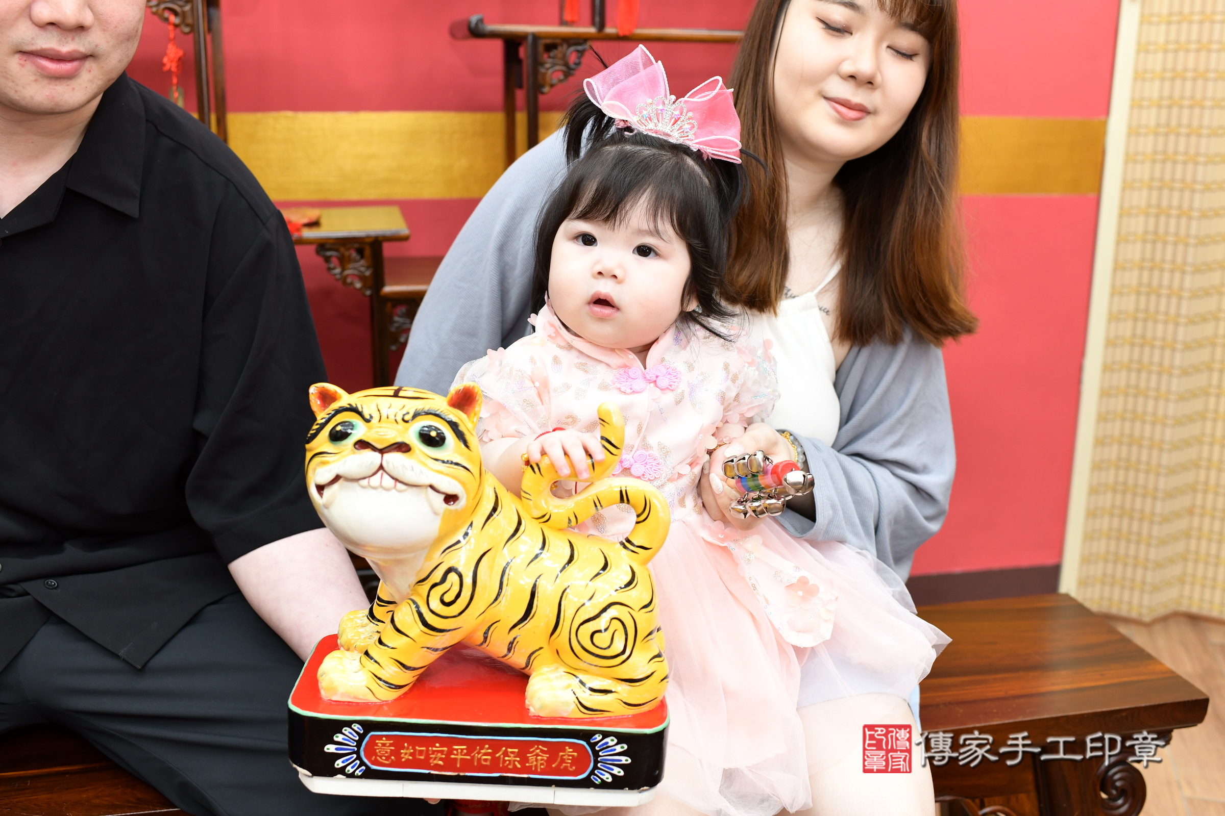 新北市永和區晴晴寶寶抓周推薦:傳家新北店抓周度脺中國風會場,嬰兒古禮抓周流程儀式吉祥話、抓周道具物品24種、拍照。抓周證書。2025.8.5,照片14 新北市永和區晴晴寶寶抓周推薦:傳家新北店抓周度脺中國風會場,嬰兒古禮抓周流程儀式吉祥話、抓周道具物品24種、拍照。抓周證書。2025.8.5,照片14