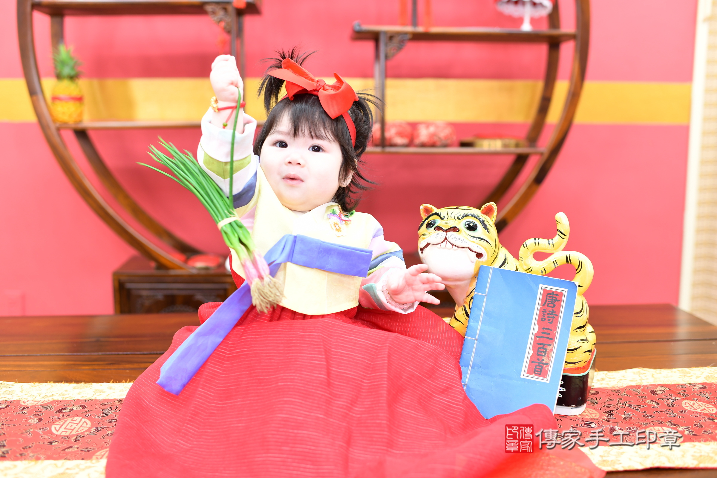 新北市永和區晴晴寶寶抓周推薦:傳家新北店抓周度脺中國風會場,嬰兒古禮抓周流程儀式吉祥話、抓周道具物品24種、拍照。抓周證書。2025.8.5,照片11 新北市永和區晴晴寶寶抓周推薦:傳家新北店抓周度脺中國風會場,嬰兒古禮抓周流程儀式吉祥話、抓周道具物品24種、拍照。抓周證書。2025.8.5,照片11